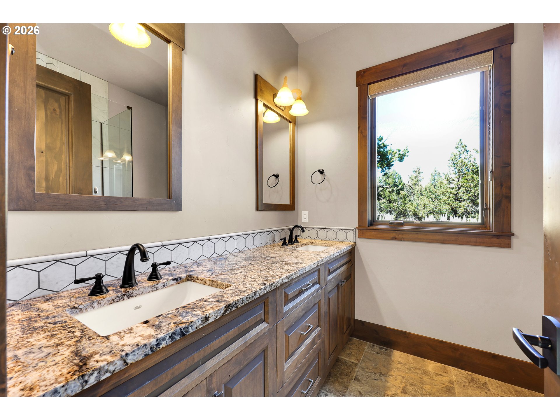250 Ne Goodpasture Loop Property Photo 41