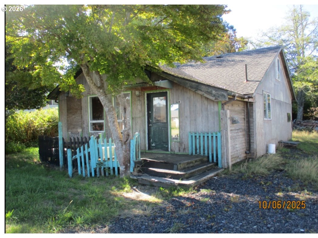 525 King Salmon Property Photo 1