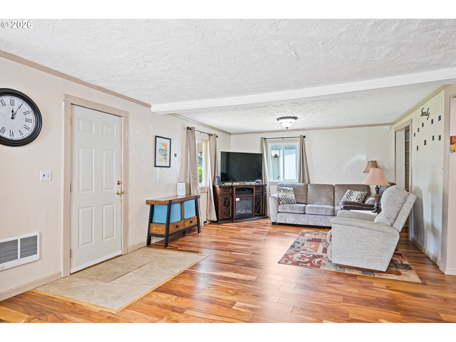 3284 Oak St Property Photo 5