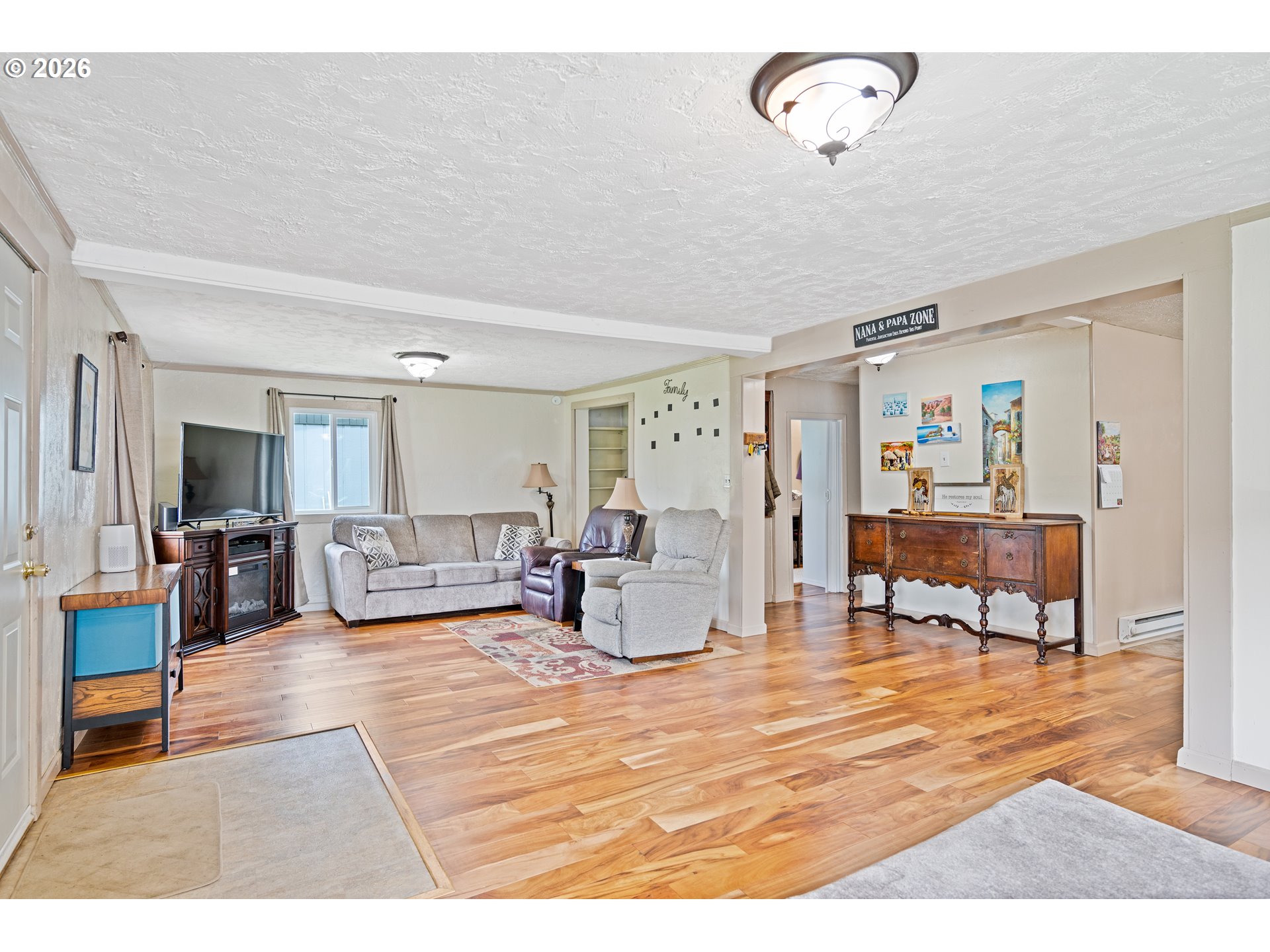 3284 Oak St Property Photo 6