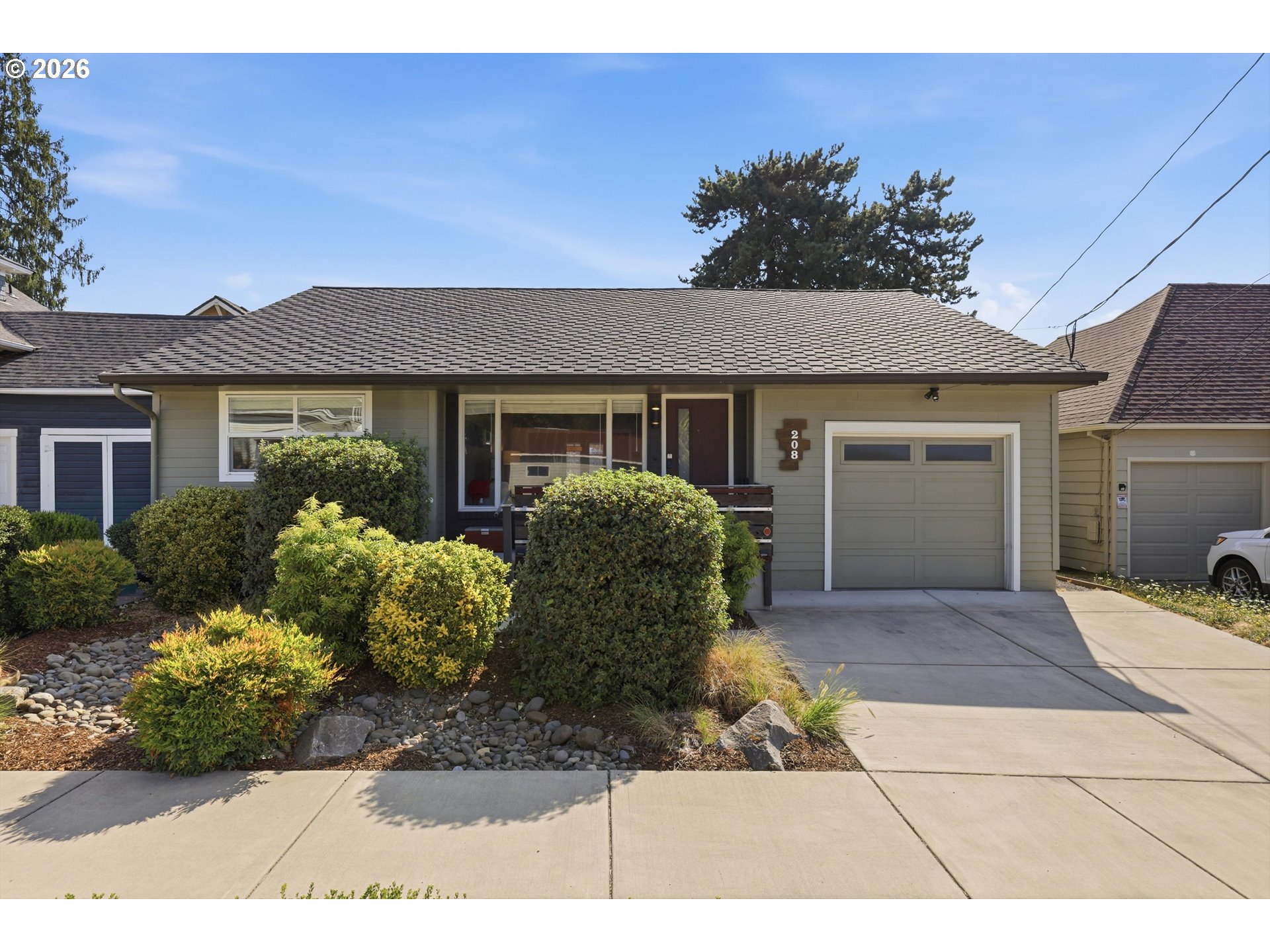 208 N College St Property Photo 1