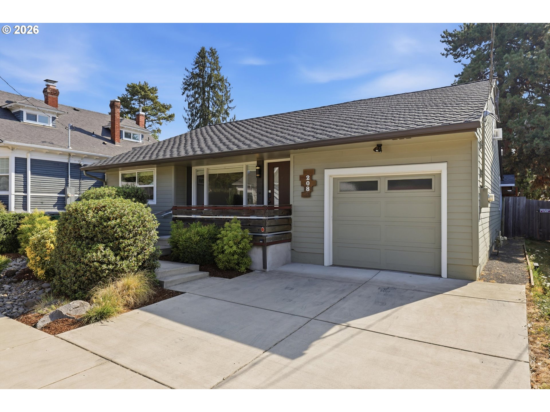 208 N College St Property Photo 2