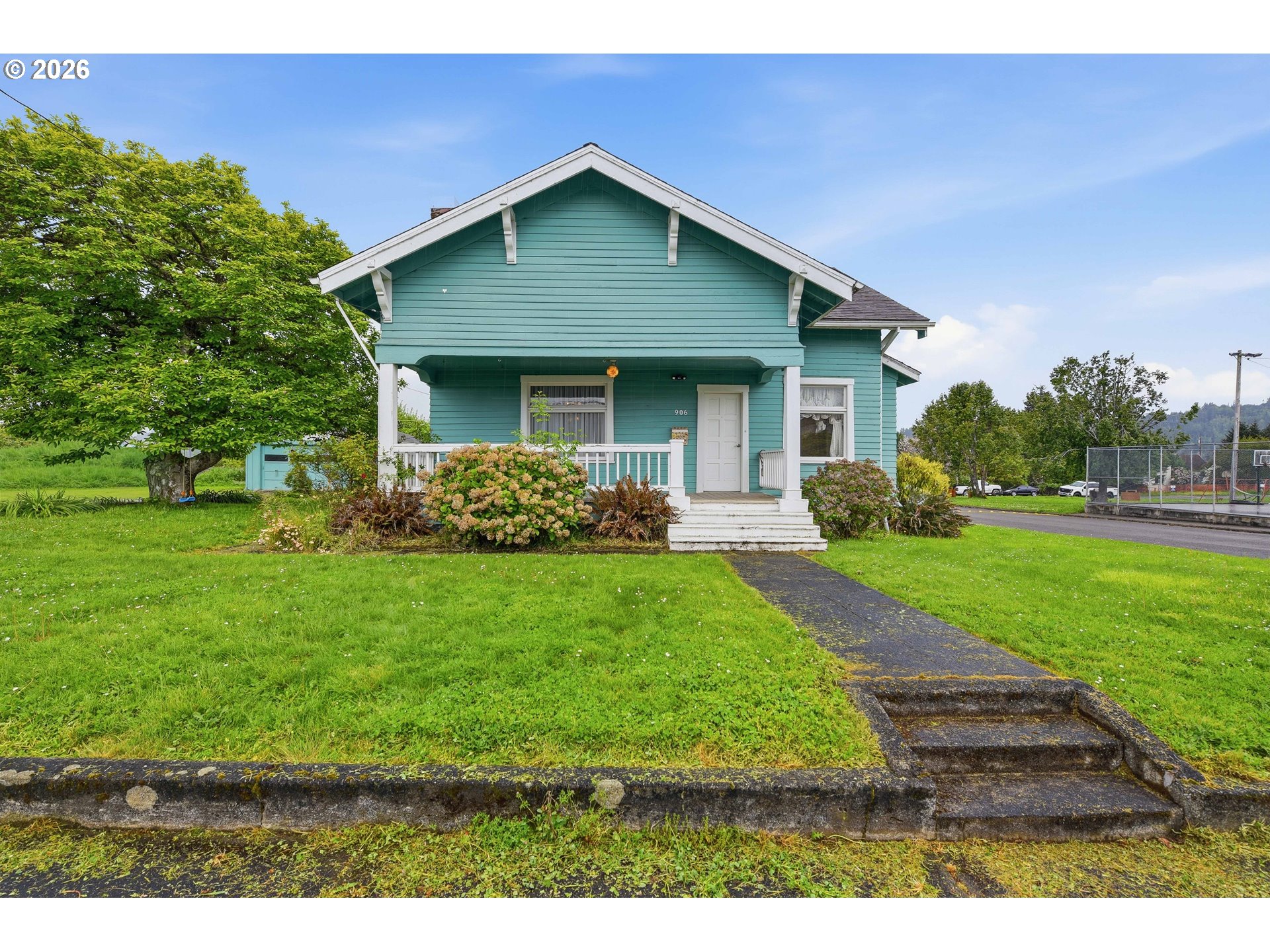 906 C St Property Photo 2