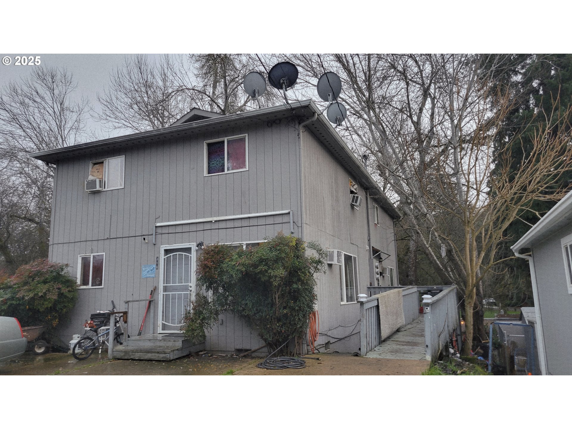 318 NE HOWLAND ST Property Photo 1