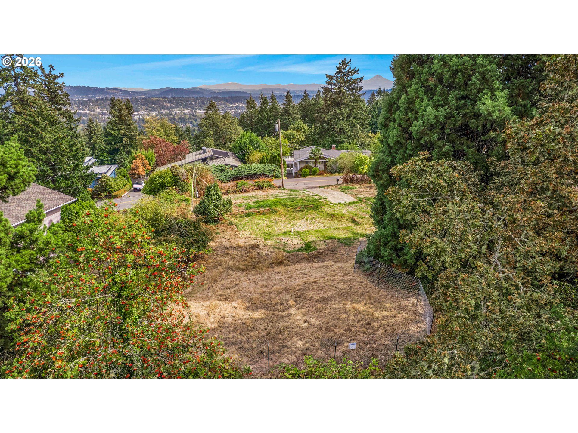 2665 Hillcrest Dr Property Photo 3