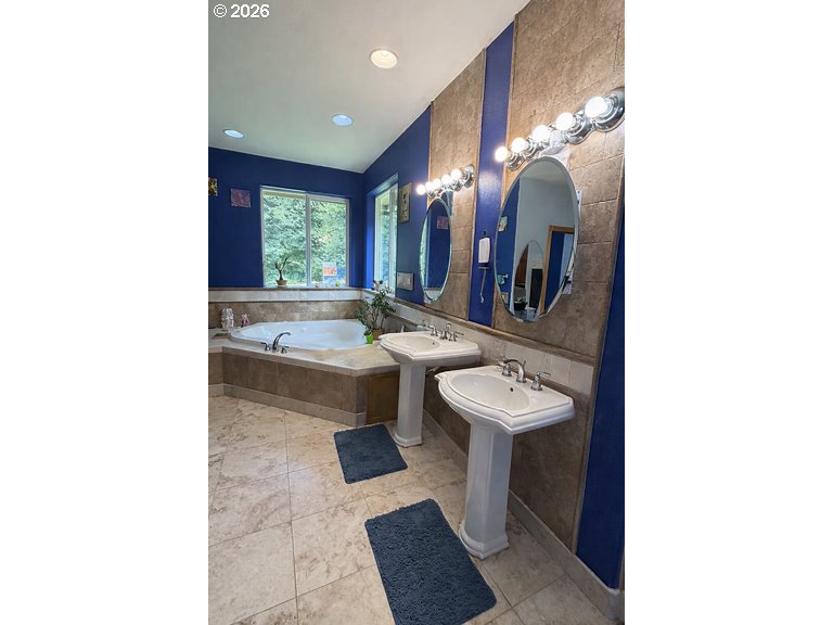 18525 Ne Buncombe Hollow Rd Property Photo 15
