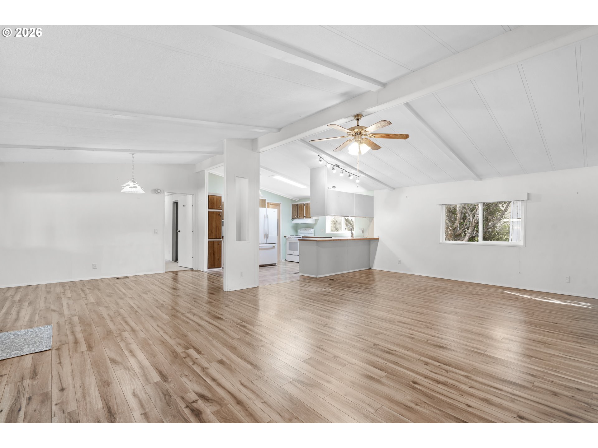 1602 Ne Riverside Dr 68 Property Photo 5