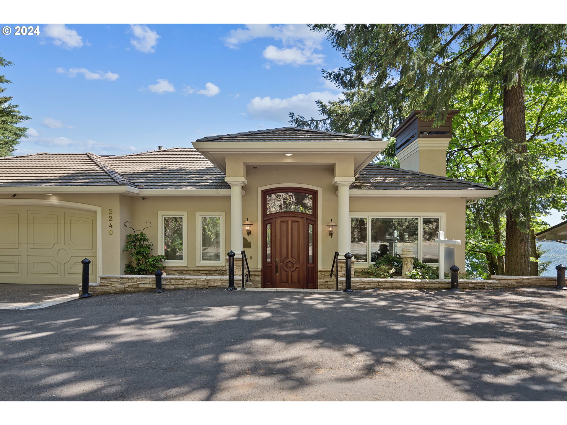 2240 SUMMIT CT