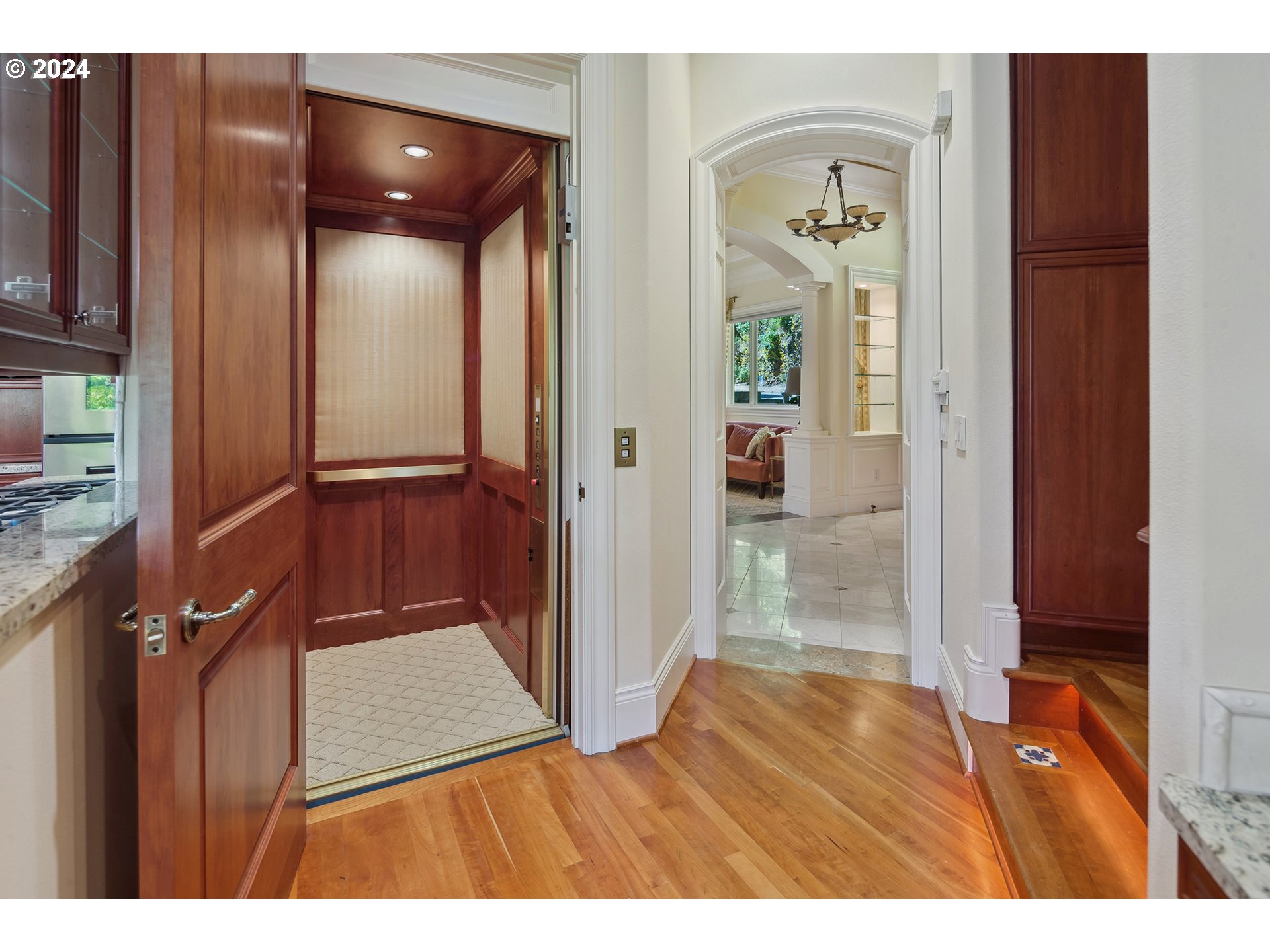 2240 Summit Ct Property Photo 15