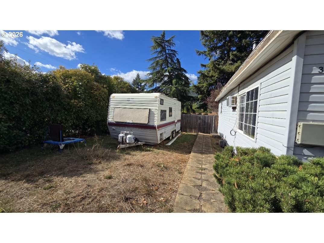 303 Walnut St Property Photo 4