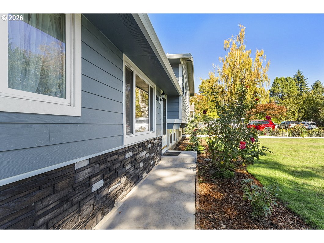 311 Se 155th Pl Property Photo 5