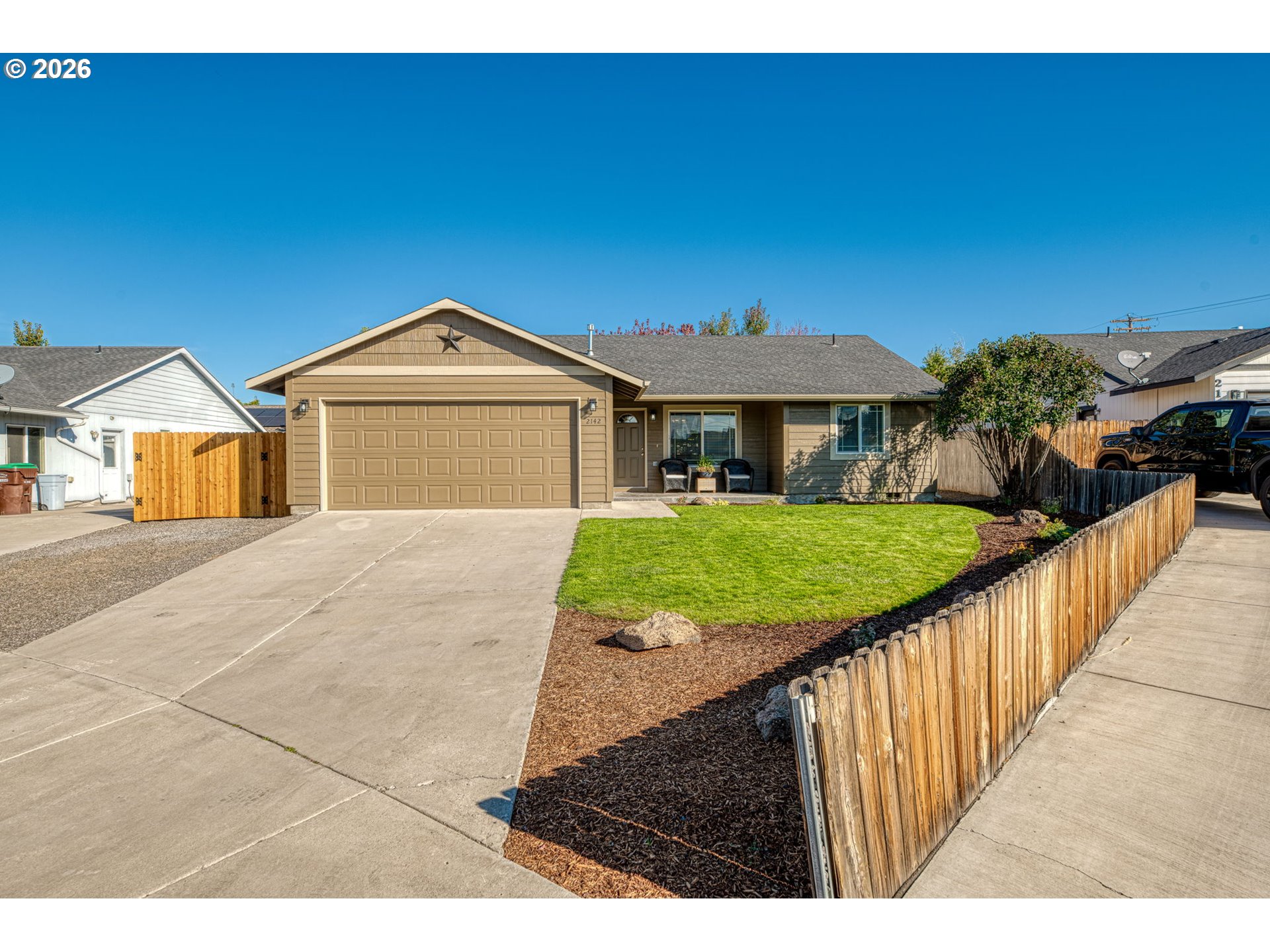 2142 NE WOLVERINE LOOP Property Photo 1