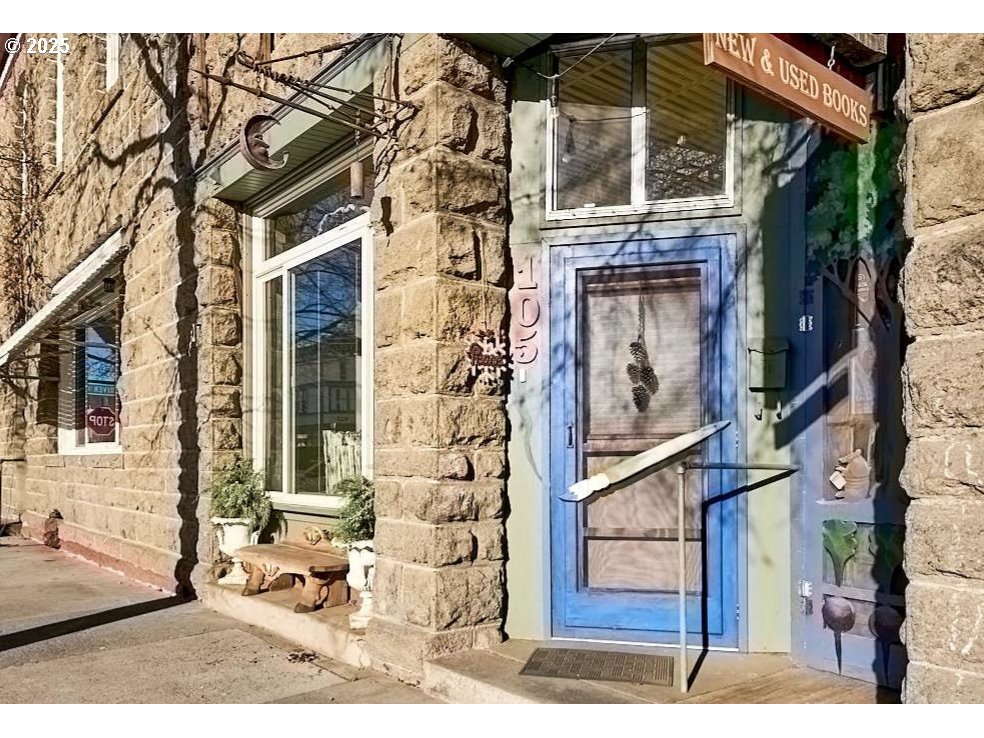 105 E Main St Property Photo 1