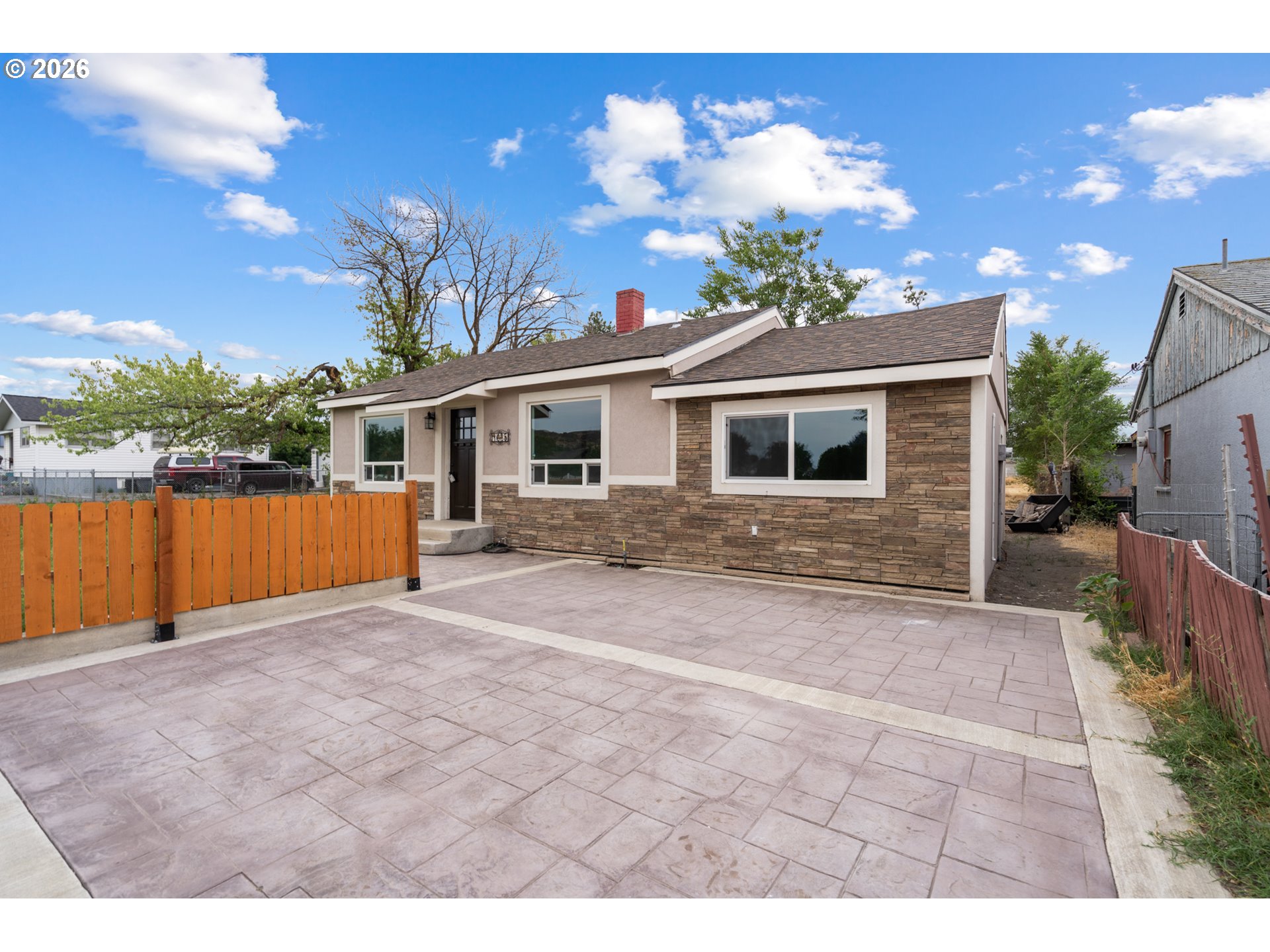 1035 W RIDGEWAY AVE Property Photo 1