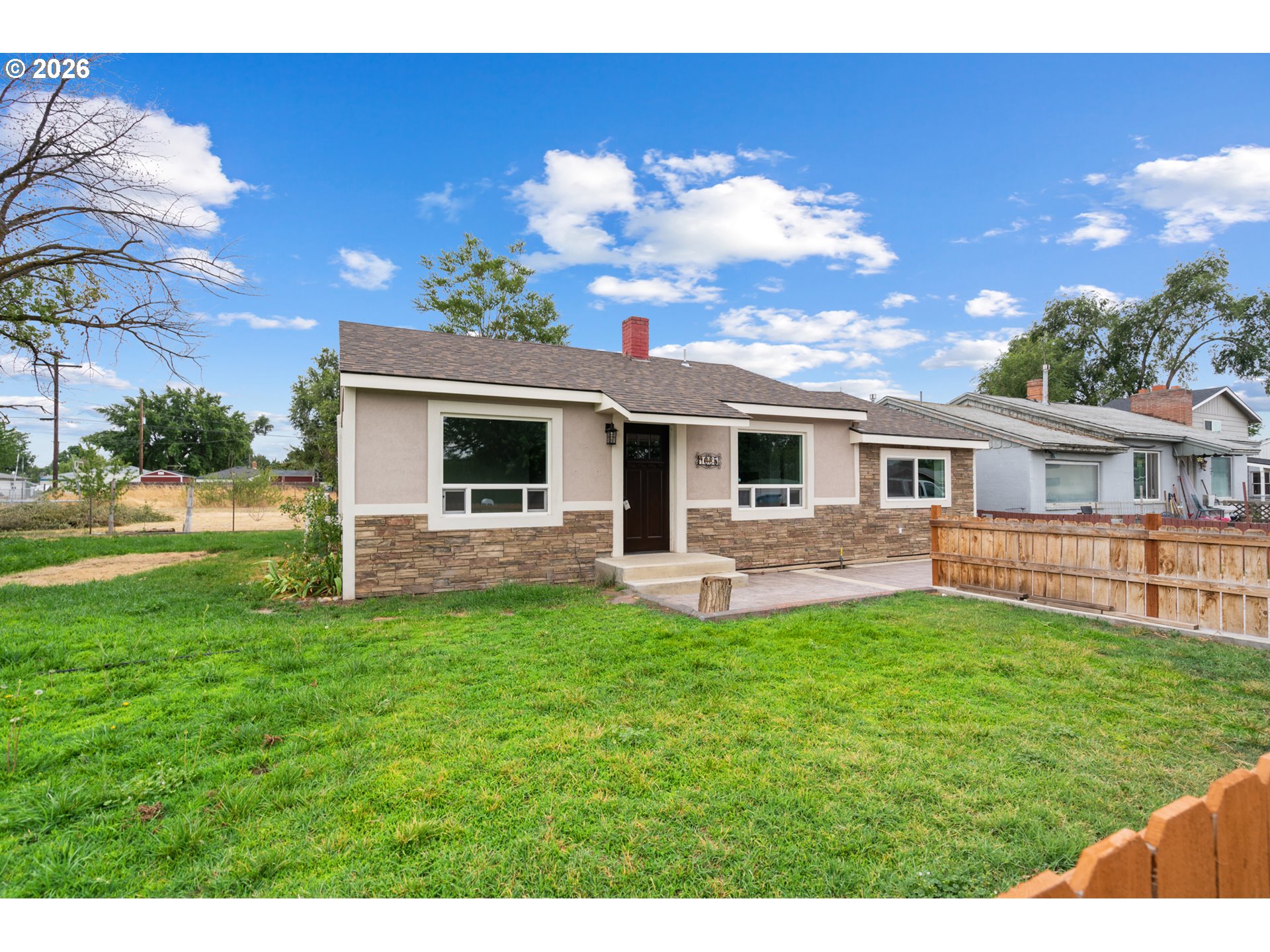 1035 W Ridgeway Ave Property Photo 2