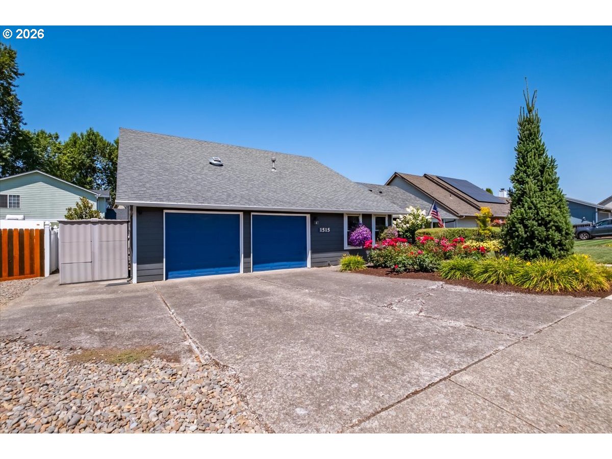 1515 Ne Rock Ledge Dr Property Photo 1