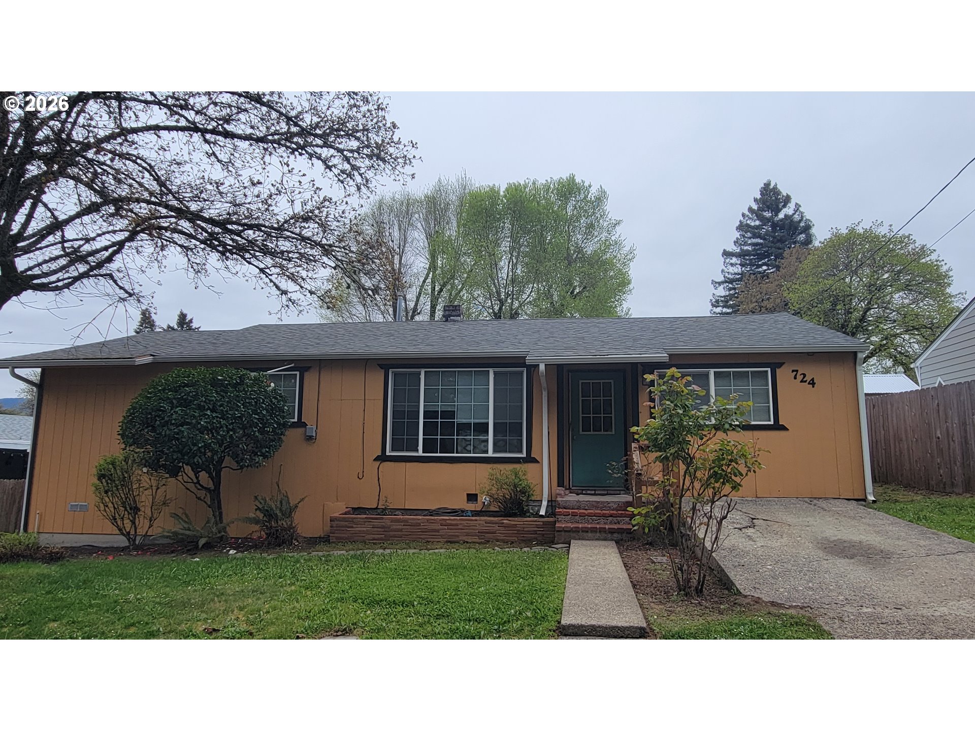 724 Ne Laurance St Property Photo 1