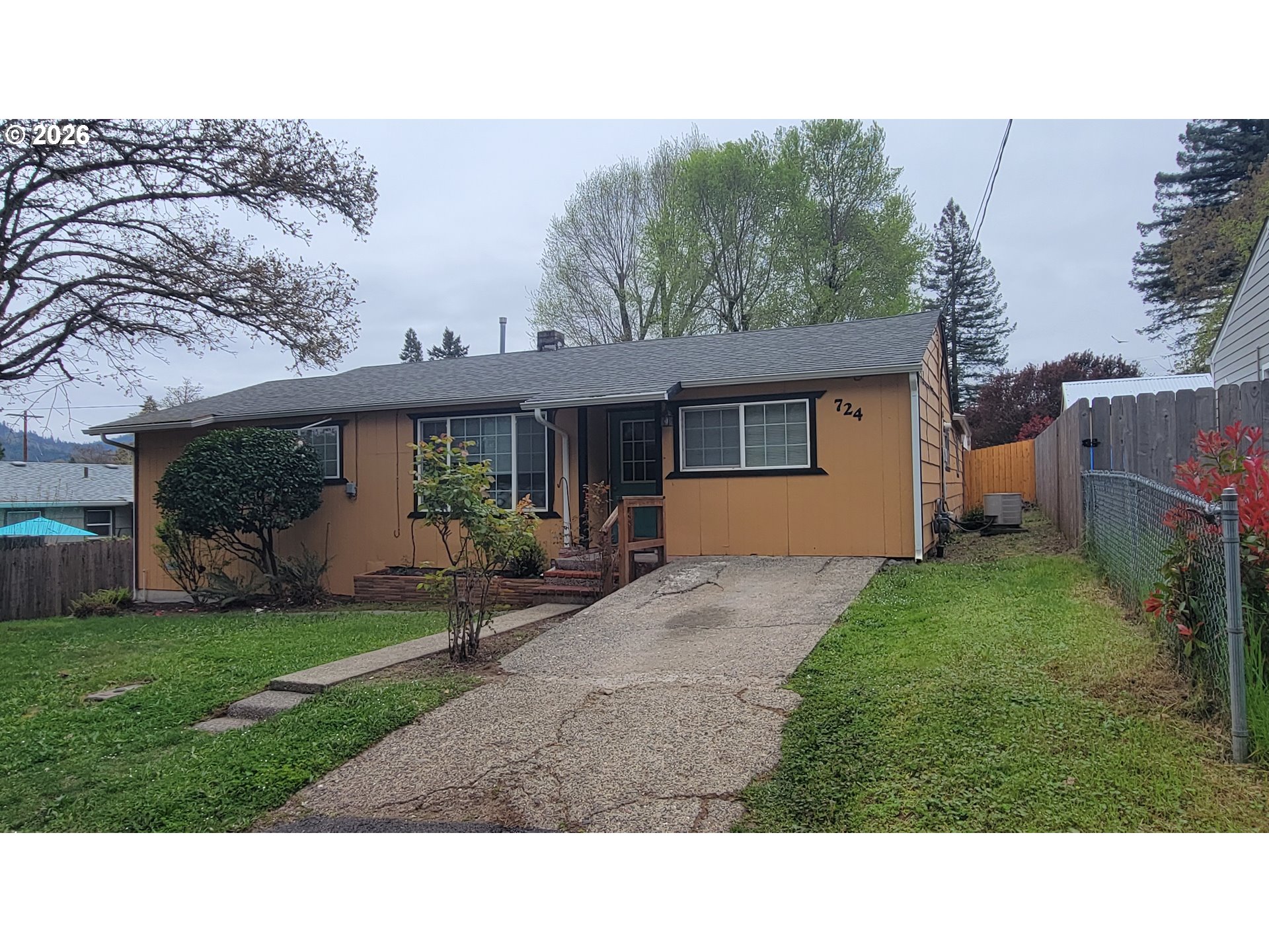 724 Ne Laurance St Property Photo 2