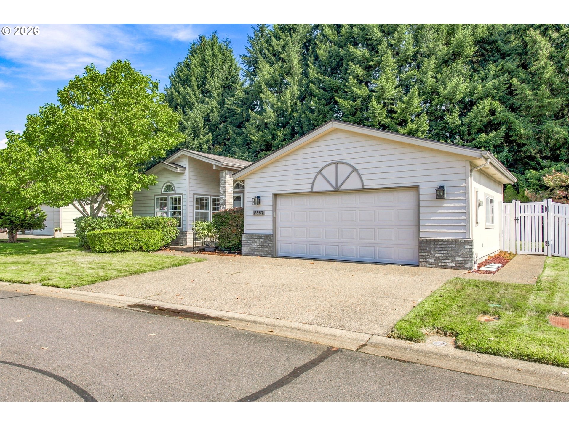 2587 Northampton Property Photo 3