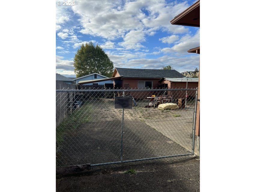 2012 Ne Vine St Property Photo 3