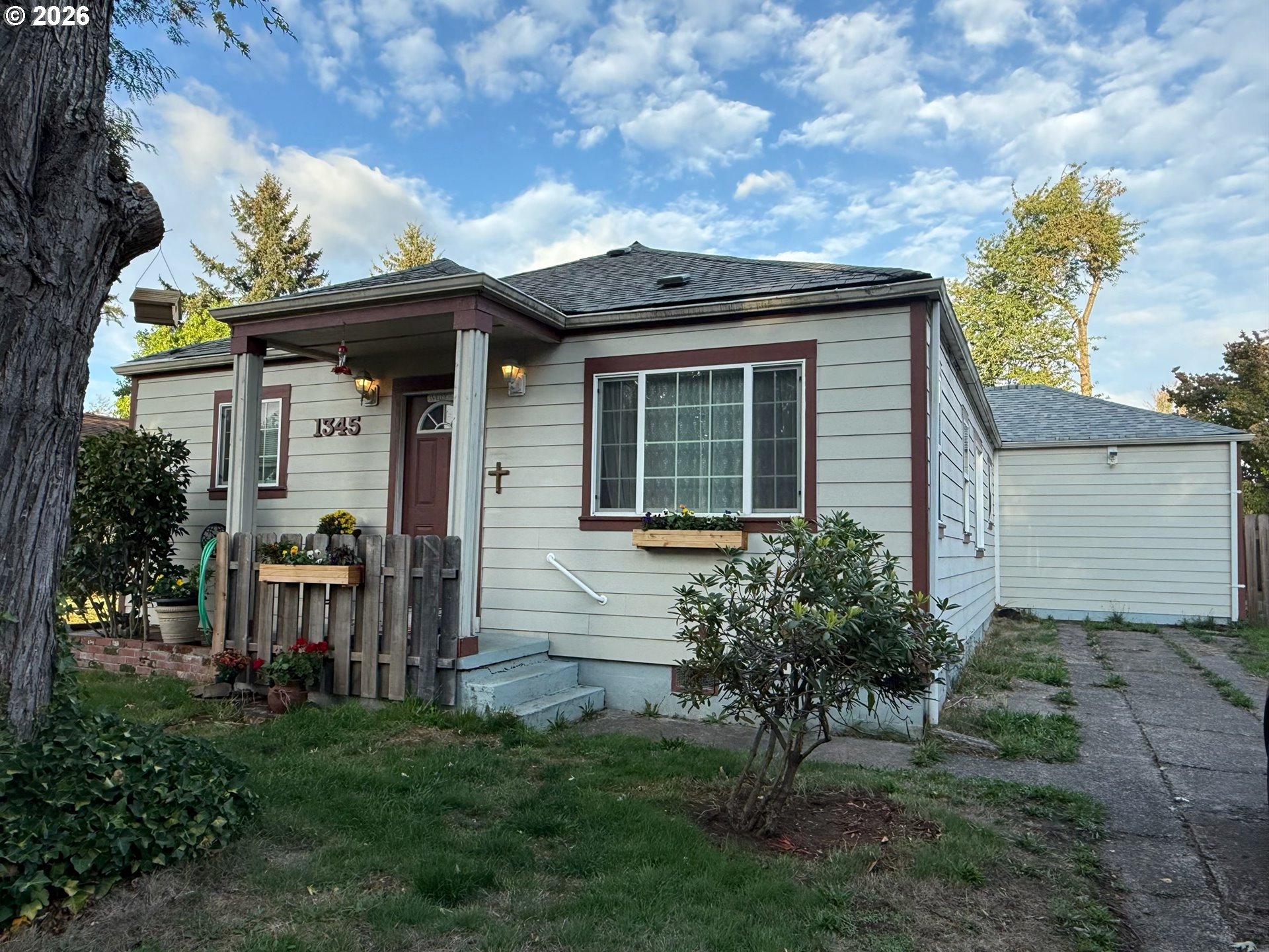 1345 Sunny Dr Property Photo 2
