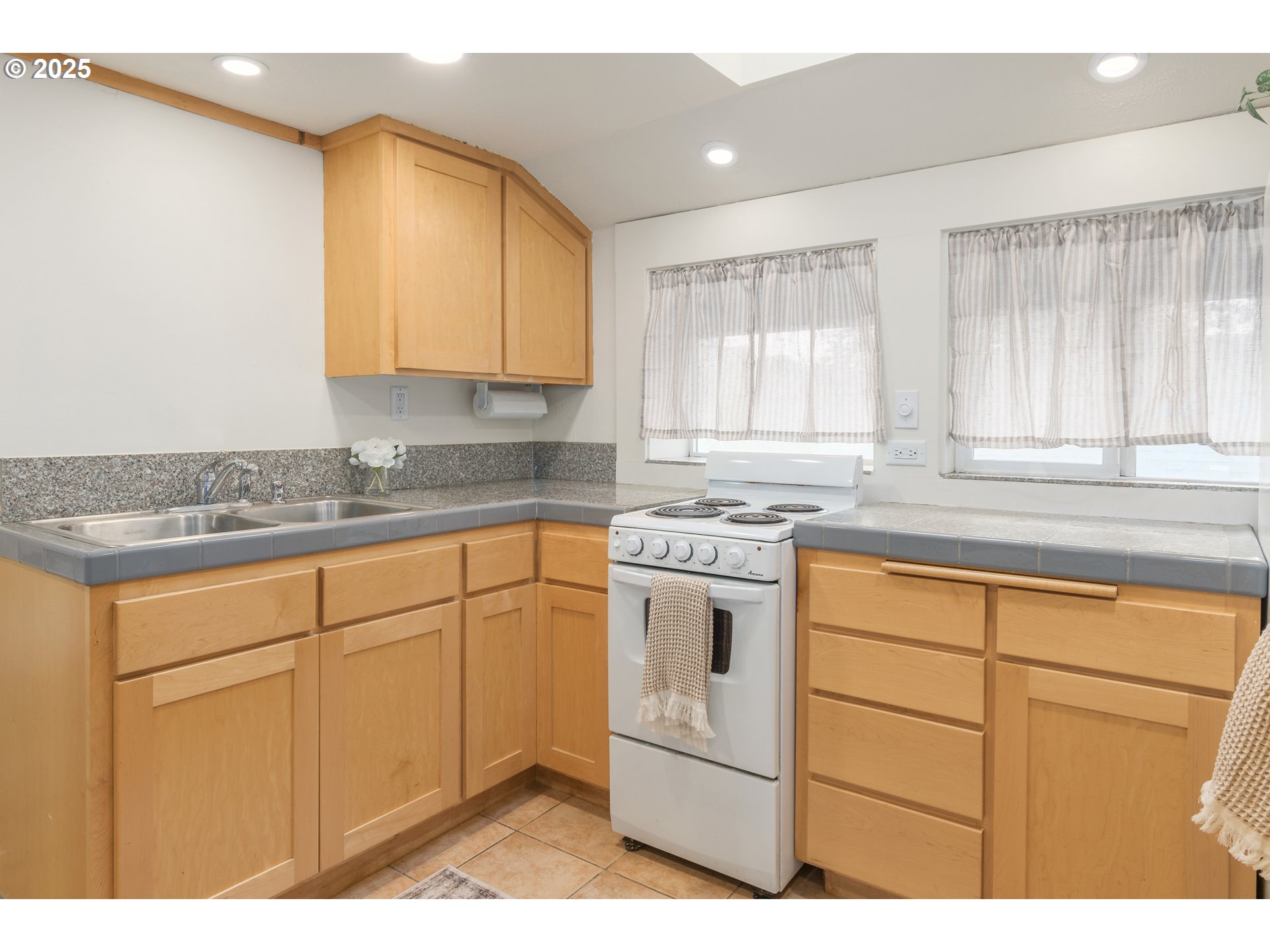 1492 Pearl St Property Photo 29