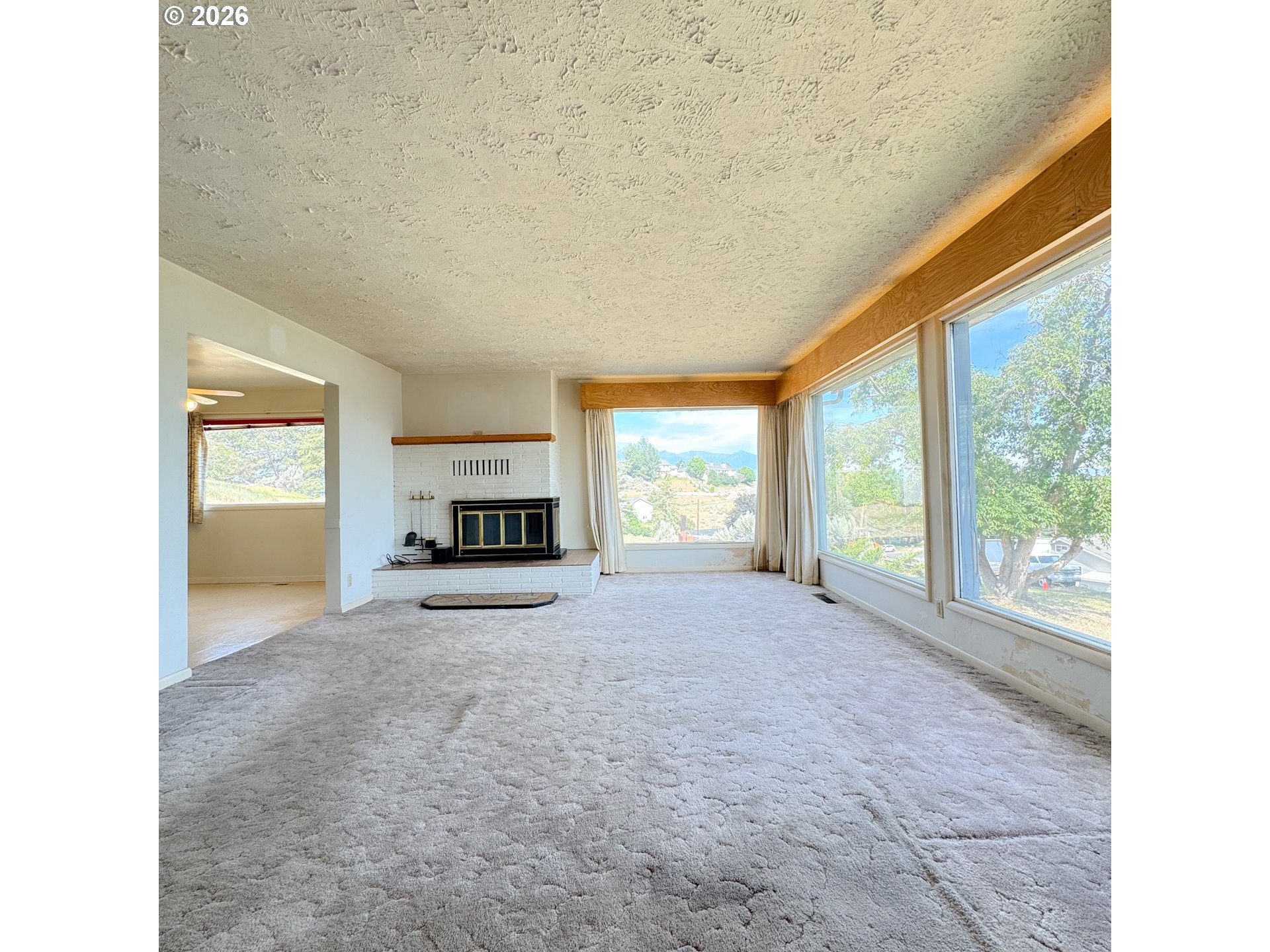 2925 Hillcrest Dr Property Photo 2