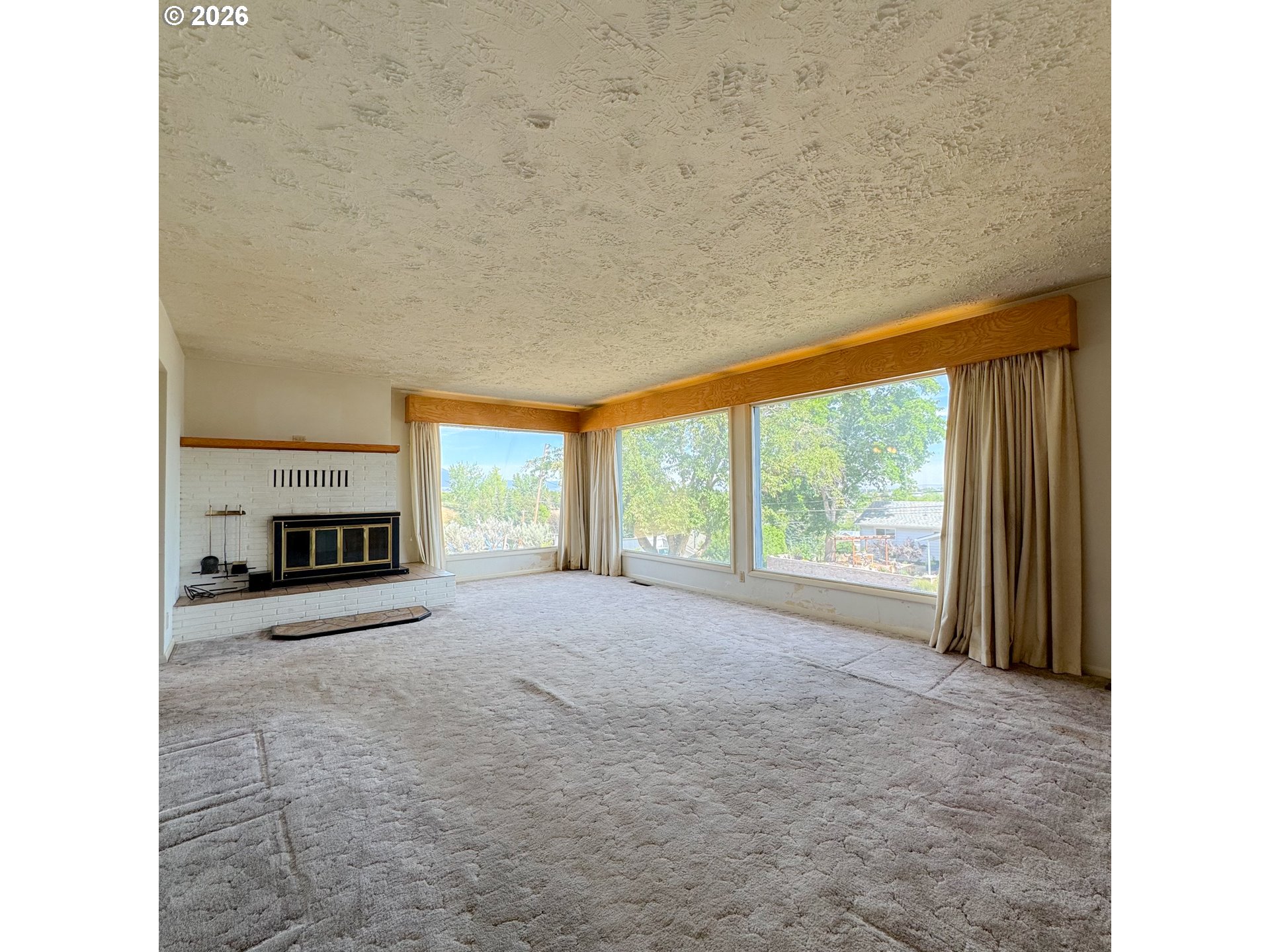 2925 Hillcrest Dr Property Photo 3