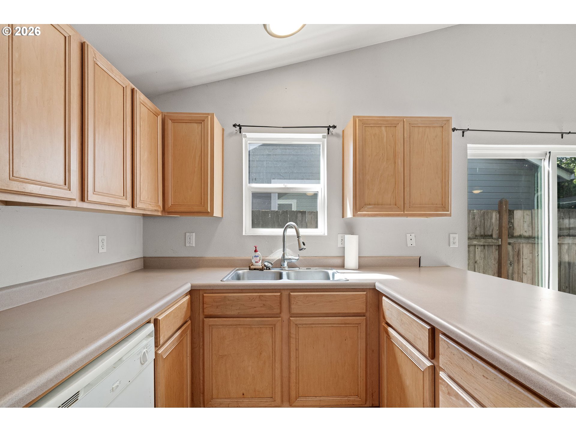 593 Hanover St Property Photo 11