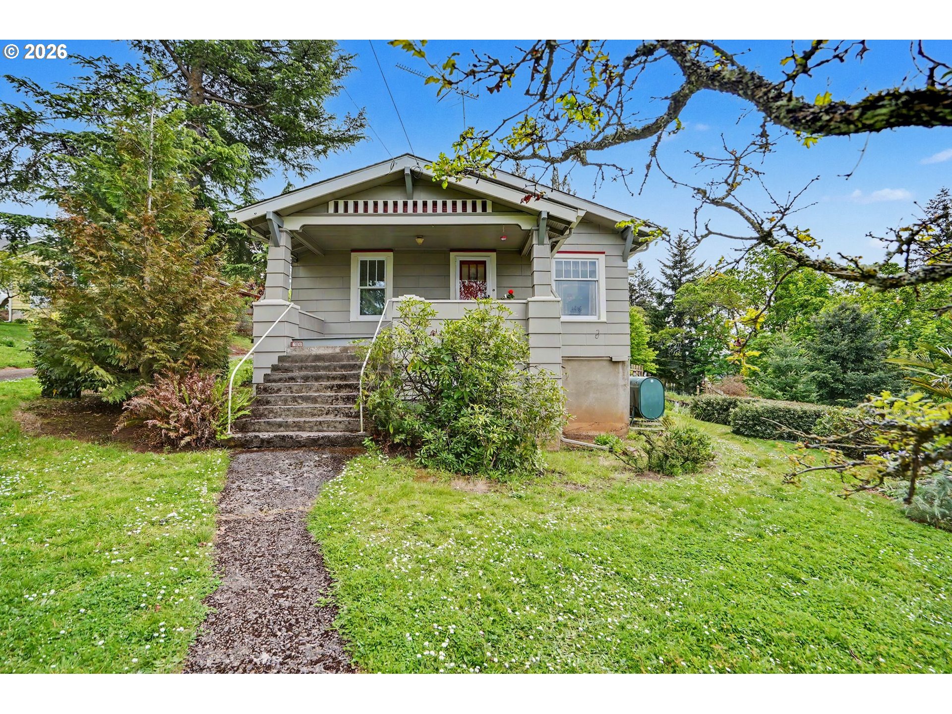700 Oak St Property Photo 1