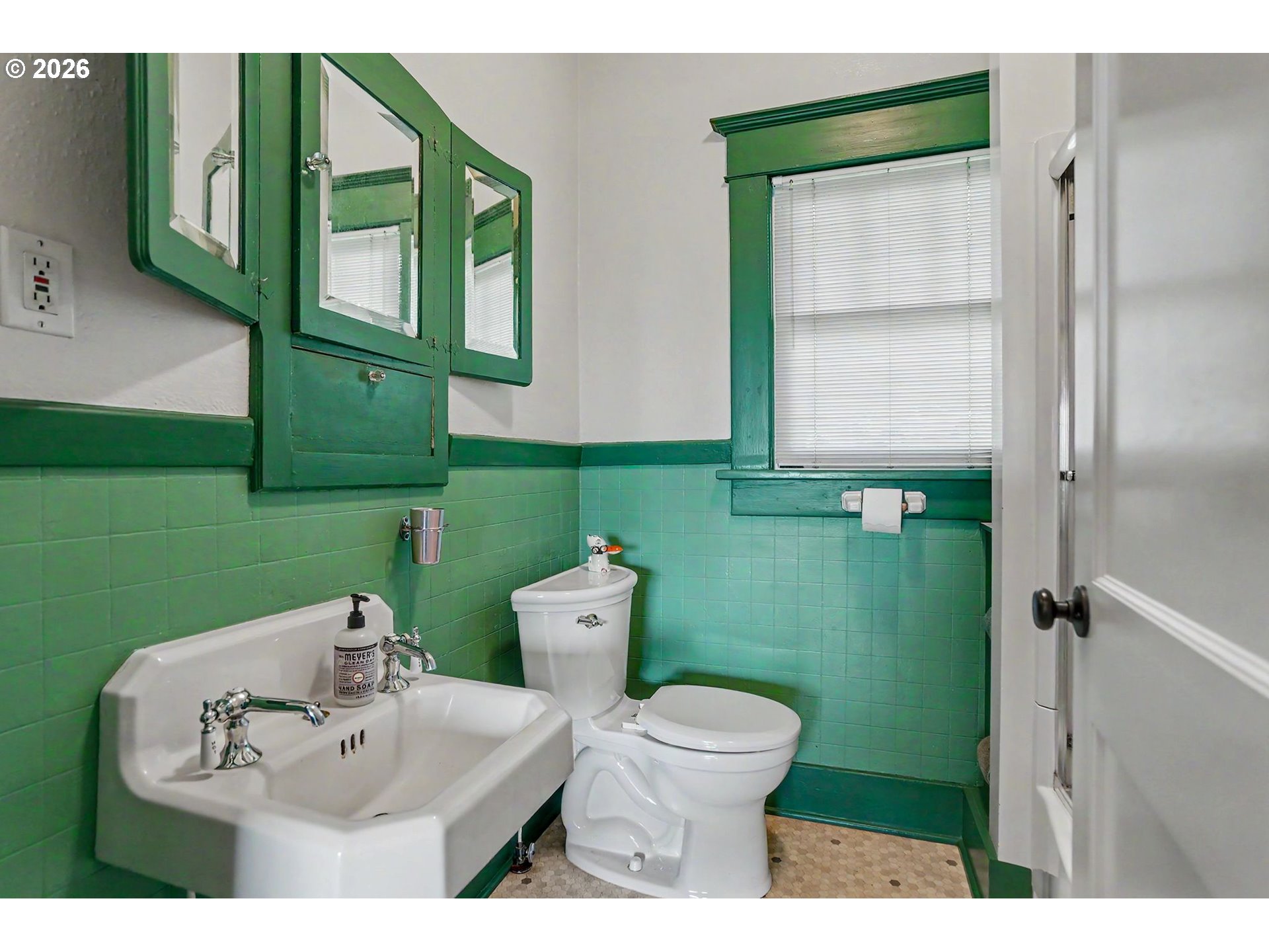 700 Oak St Property Photo 24