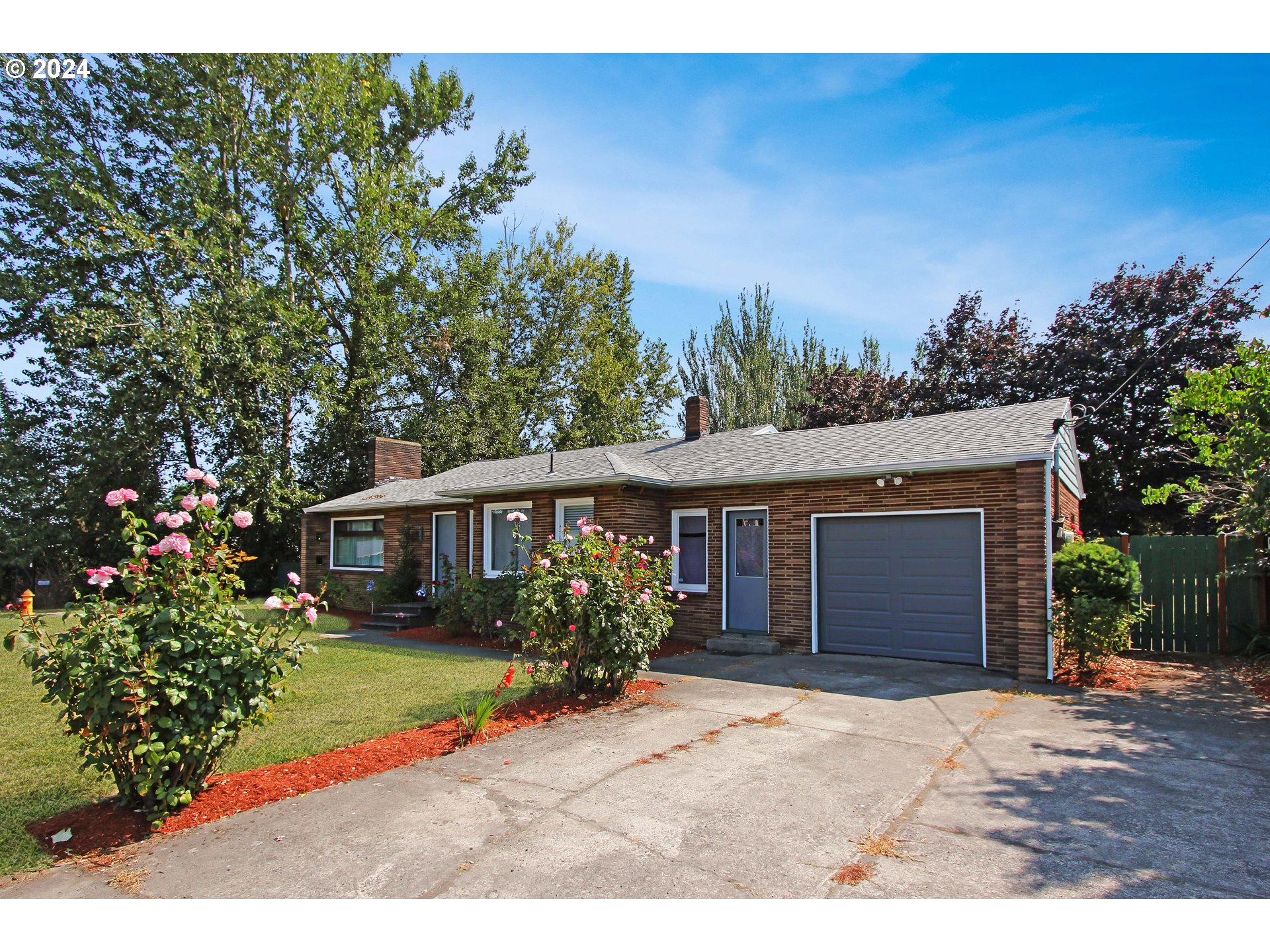 450 Se Hogan Rd Property Photo 1