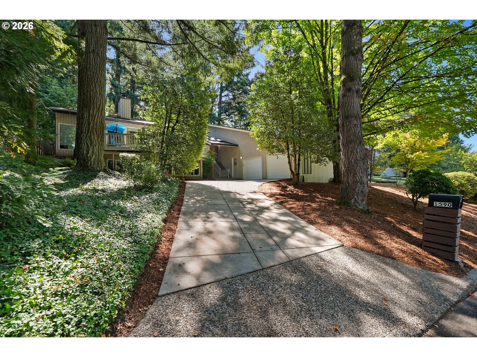 1590 Woodland Ter Property Photo 1