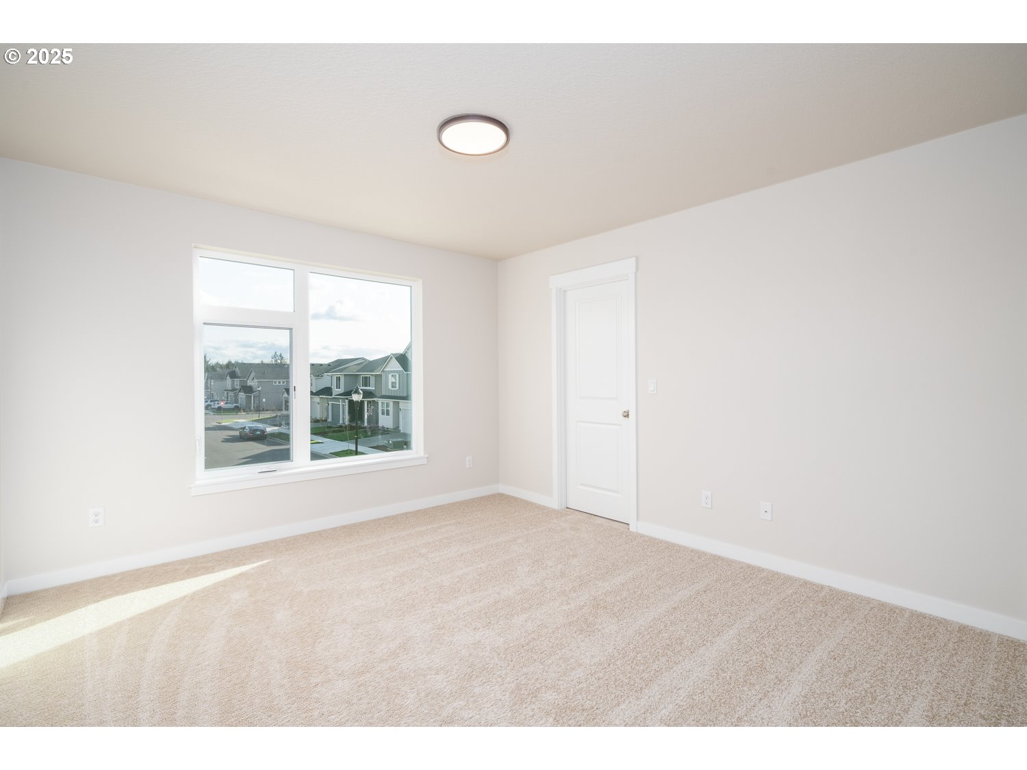 3245 Nightingale Dr Property Photo 5
