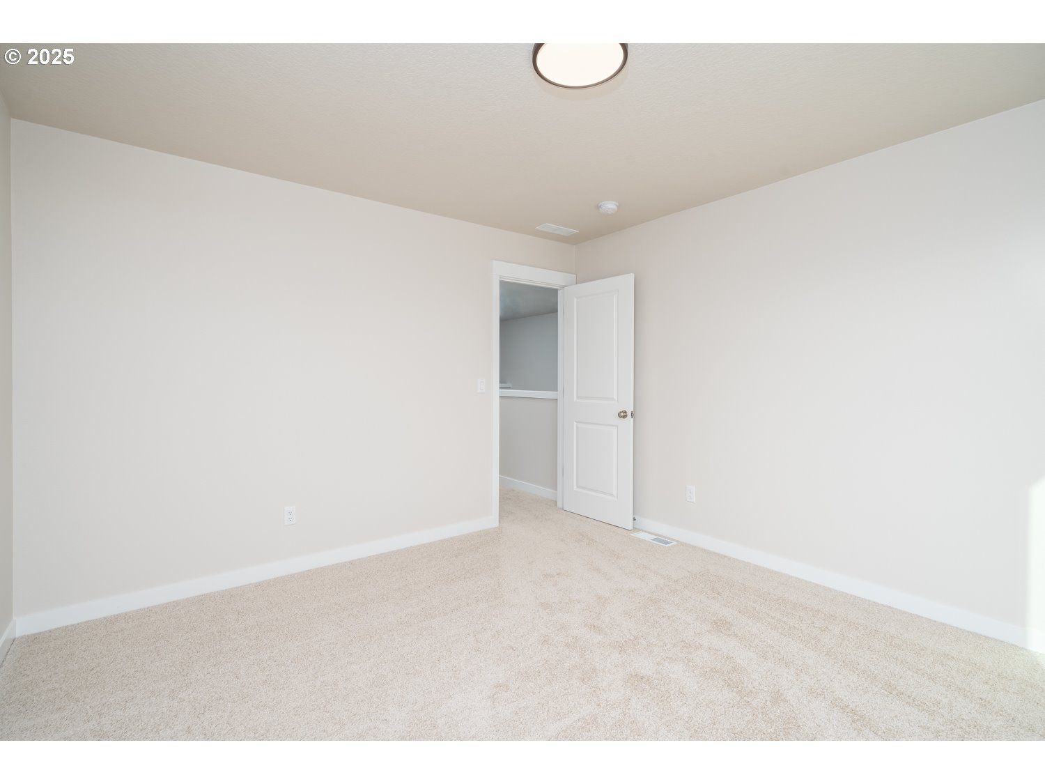 3245 Nightingale Dr Property Photo 6