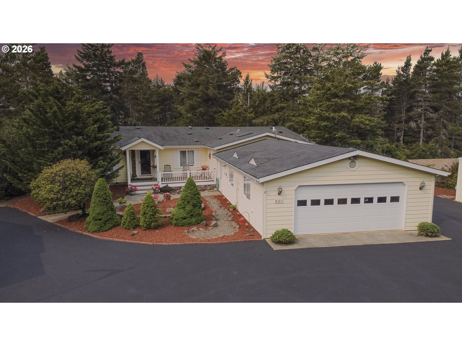 621 Glenbrook Cir Property Photo 3