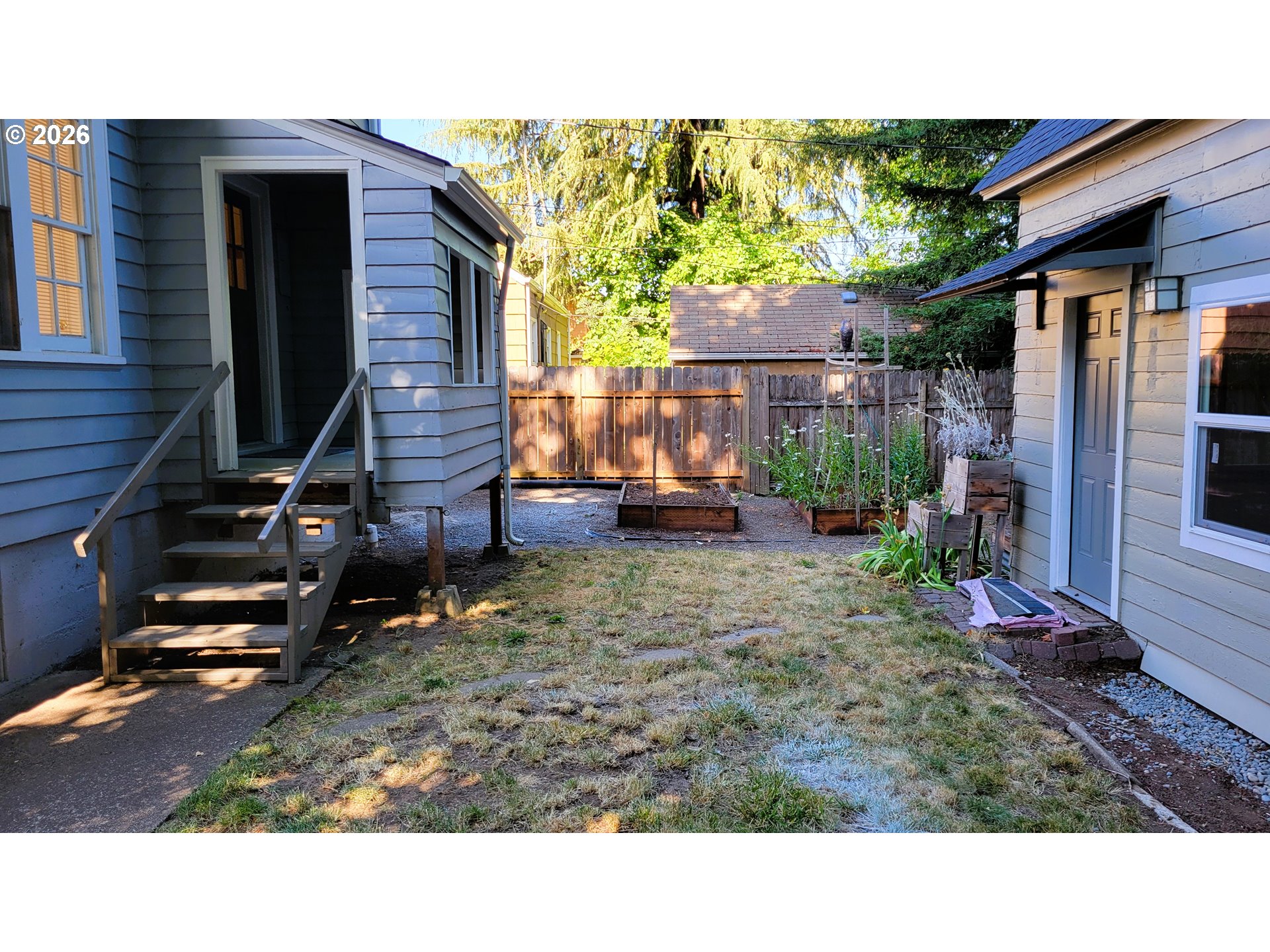 1445 W 11th Ave Property Photo 15