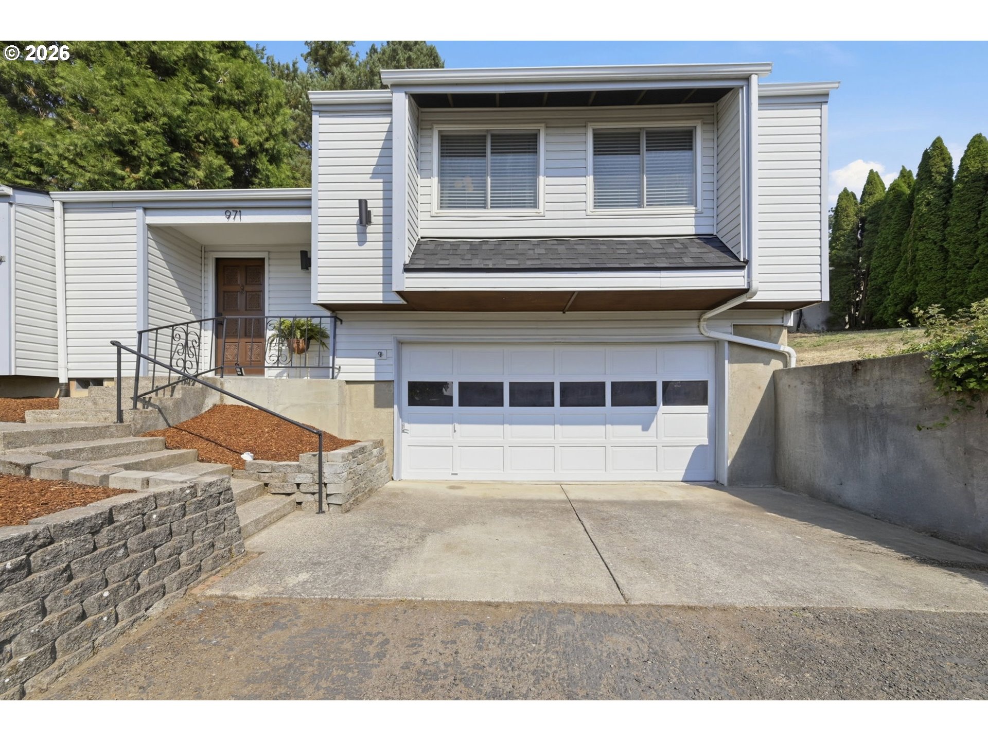 971 Prescott Ln Property Photo 2