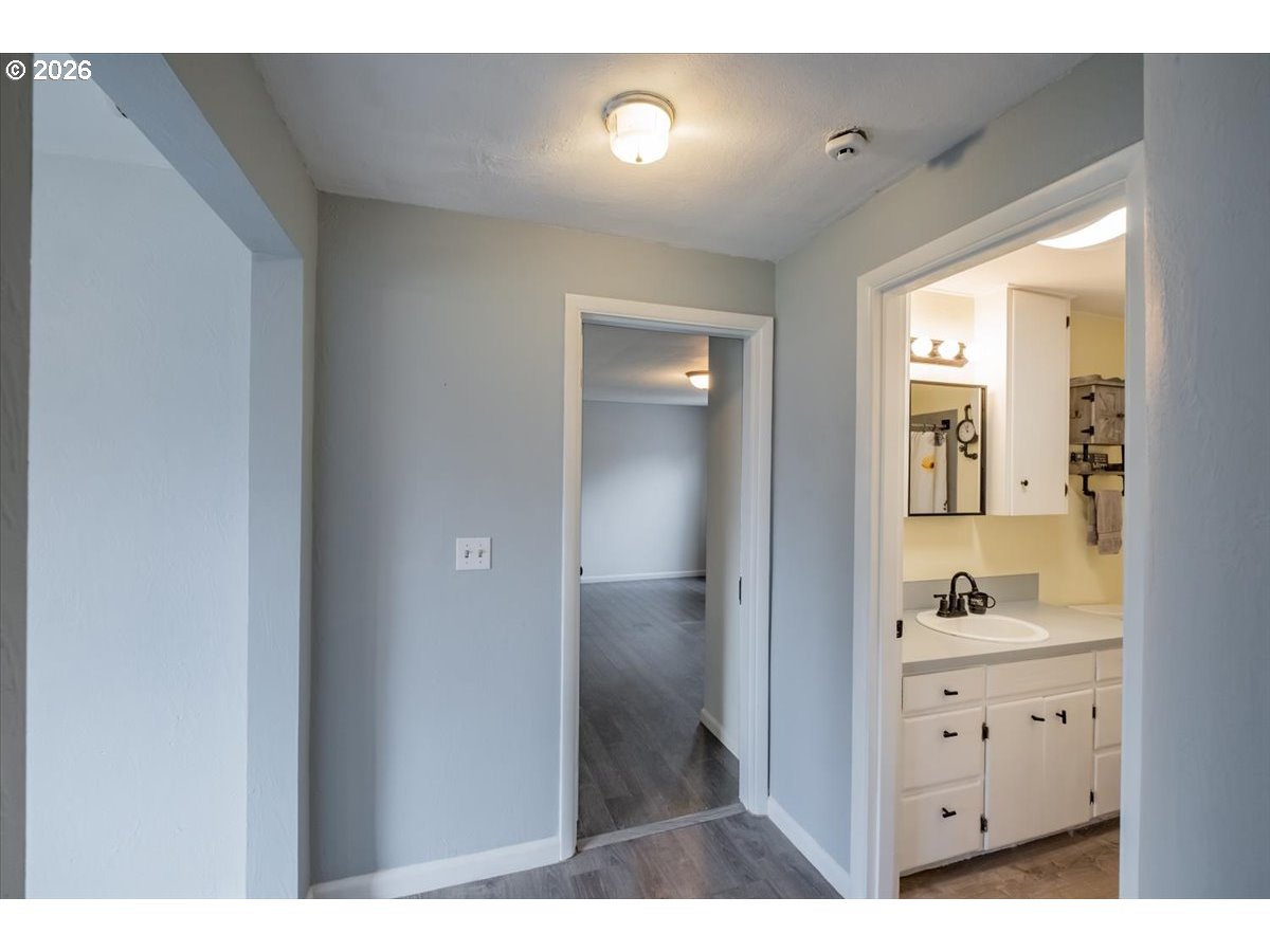 491 Cleveland St Property Photo 17
