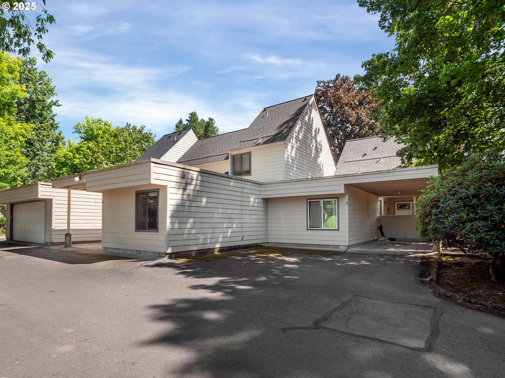 361 Ne Village Squire Ave 4 Property Photo 3