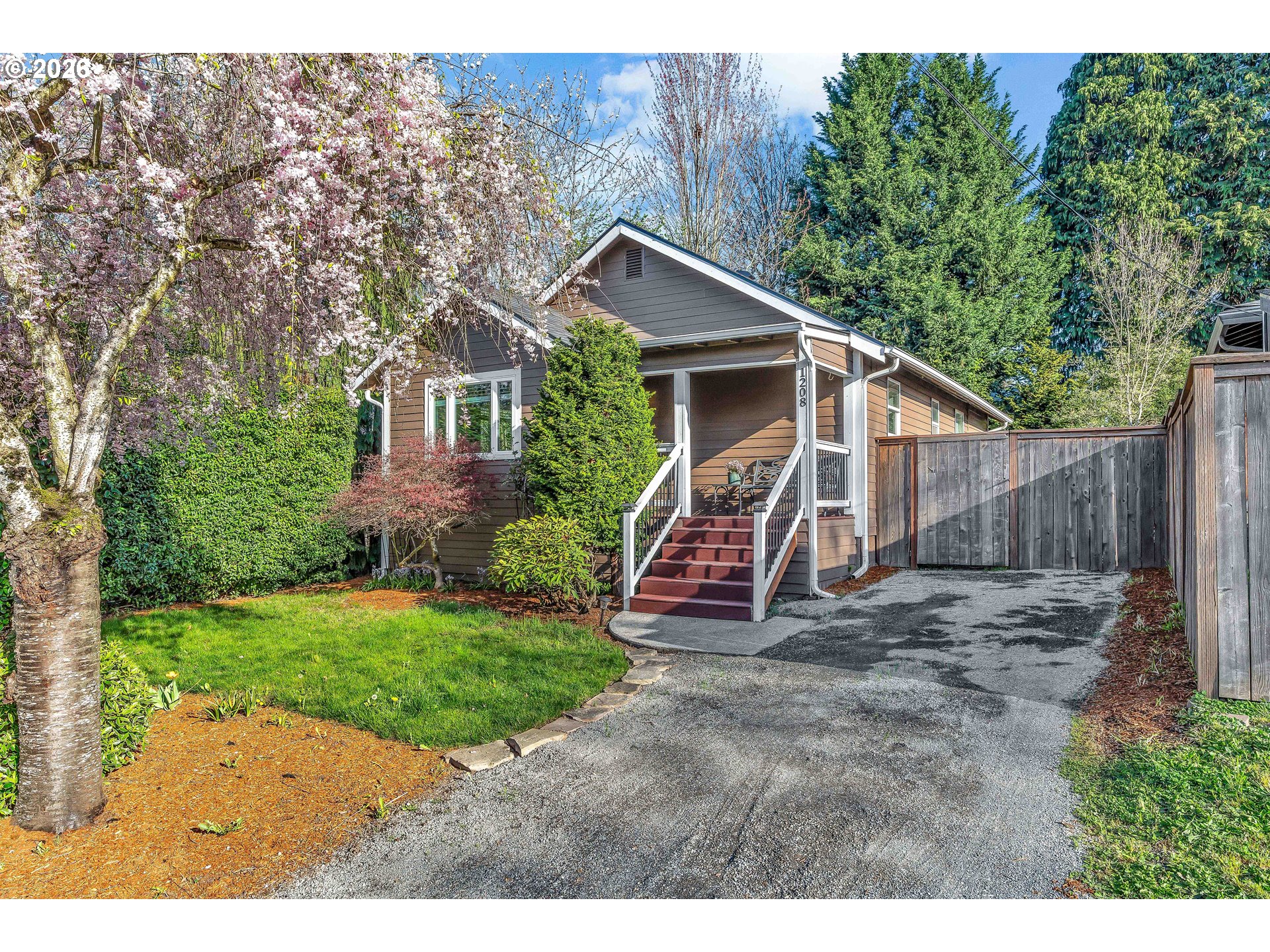 1208 W Mcloughlin Blvd Property Photo 1