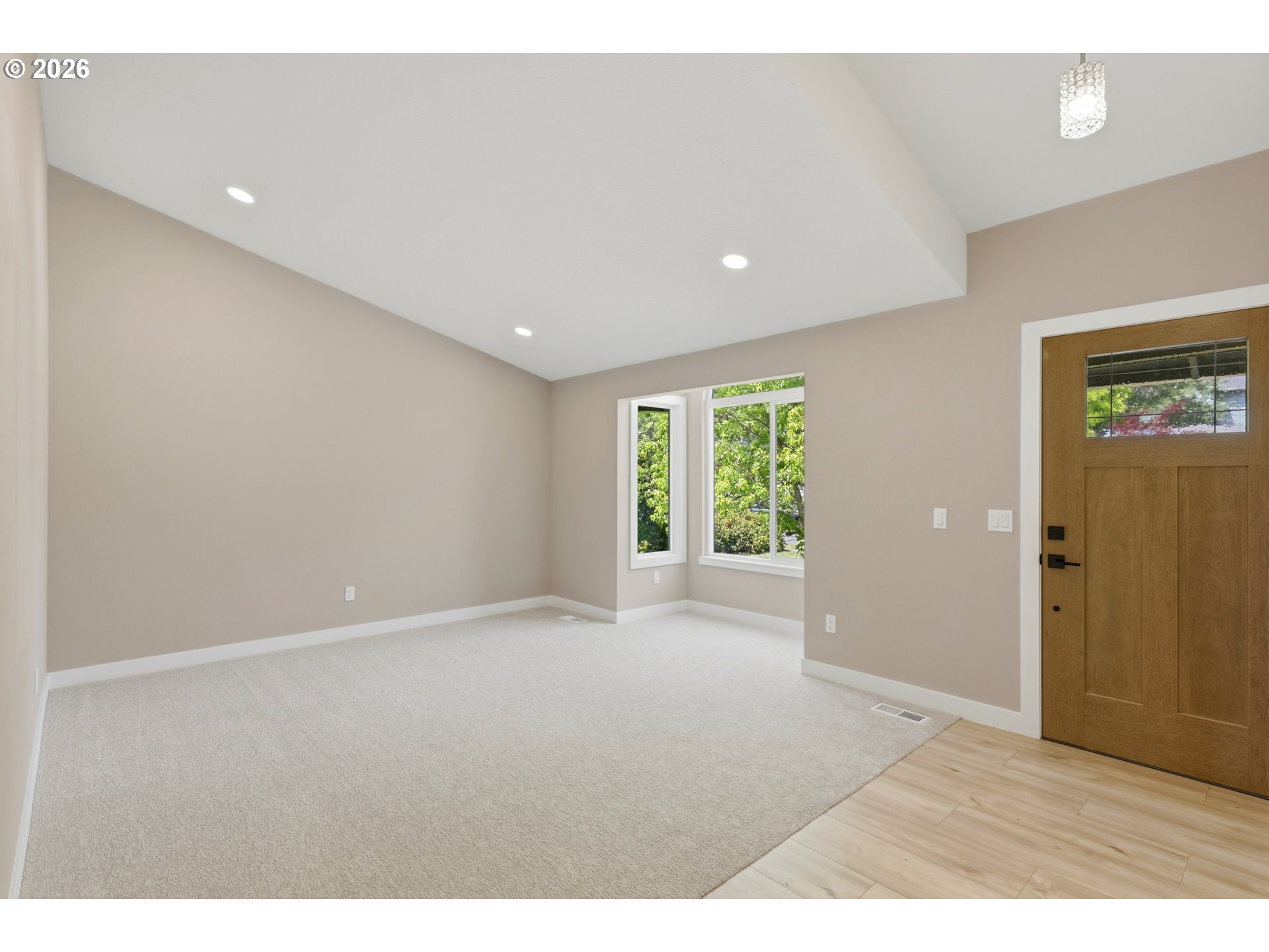306 E Hilltop Dr Property Photo 5