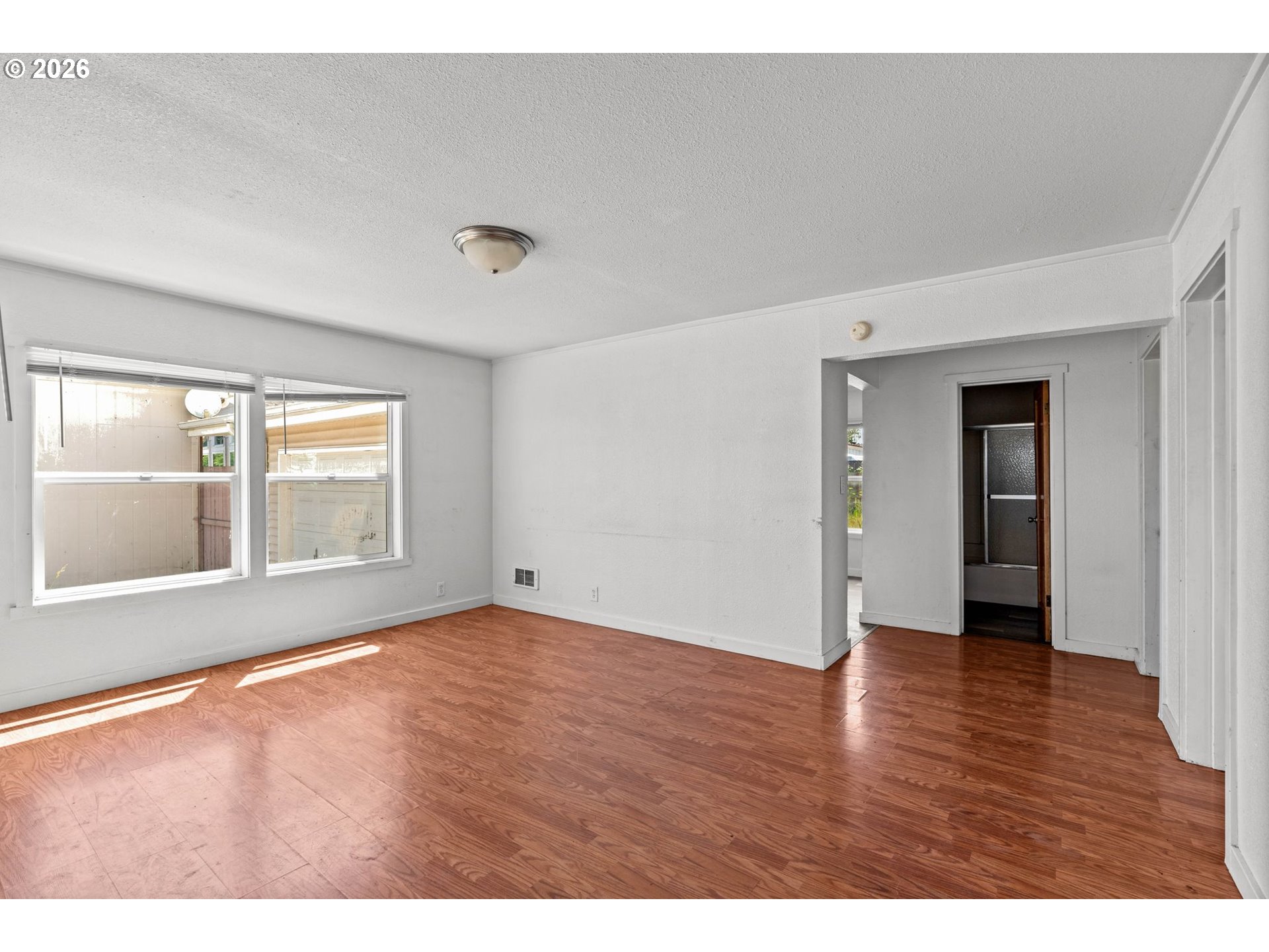 370 S 6th St Property Photo 3