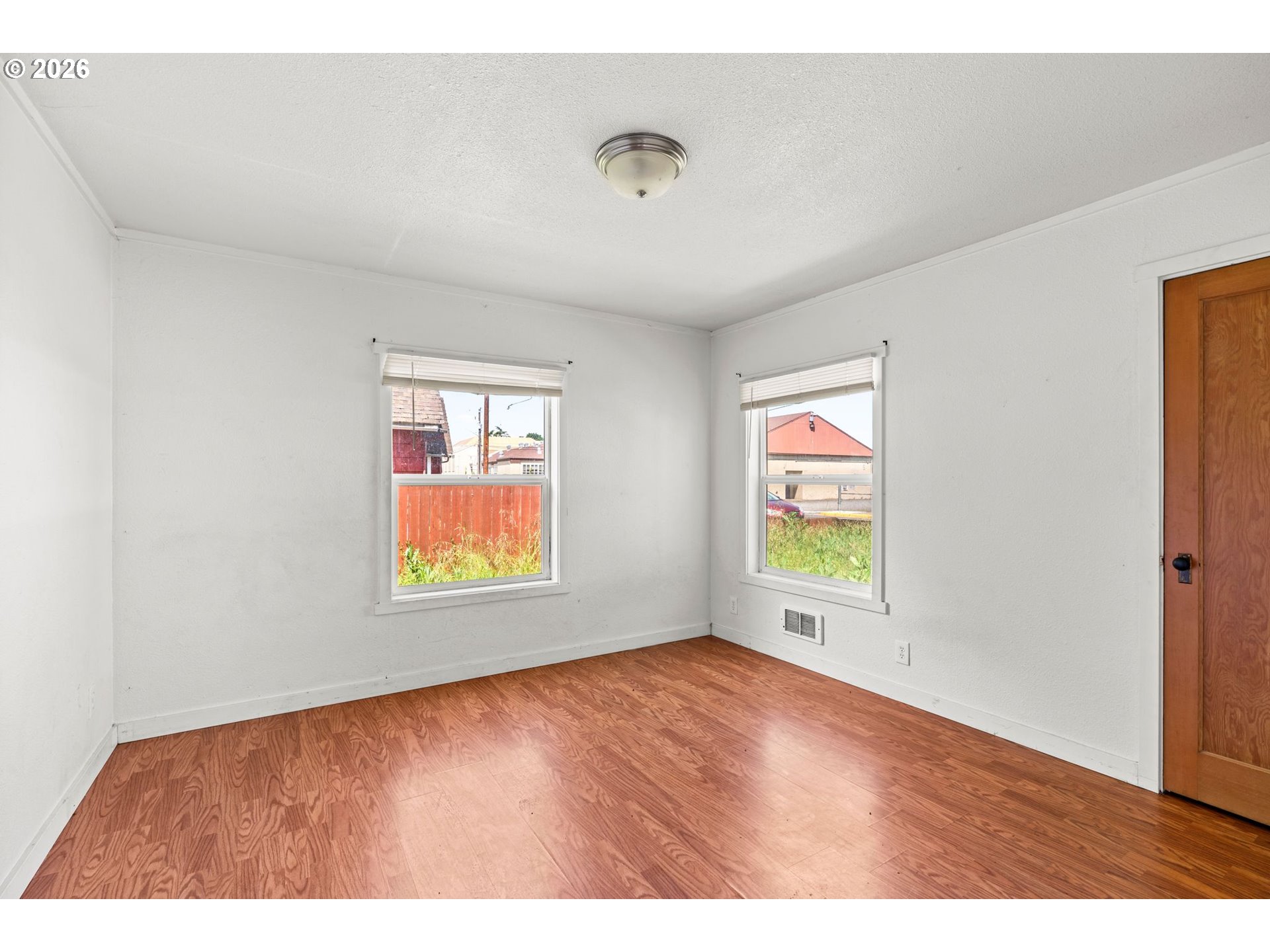 370 S 6th St Property Photo 5
