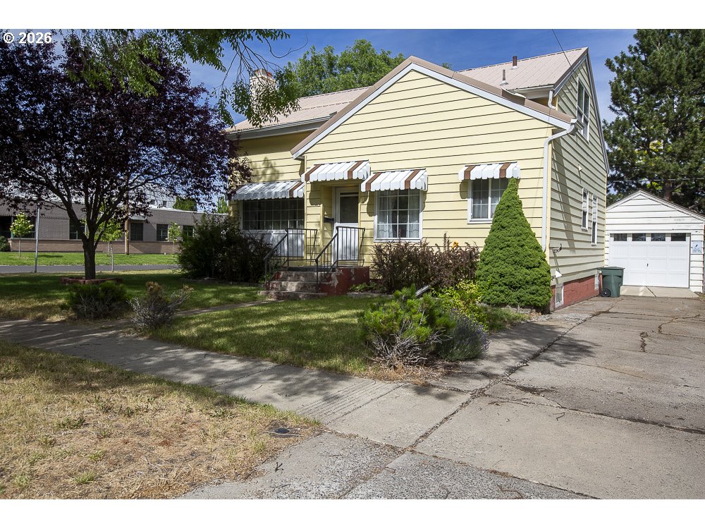 907 4th St Property Photo 1
