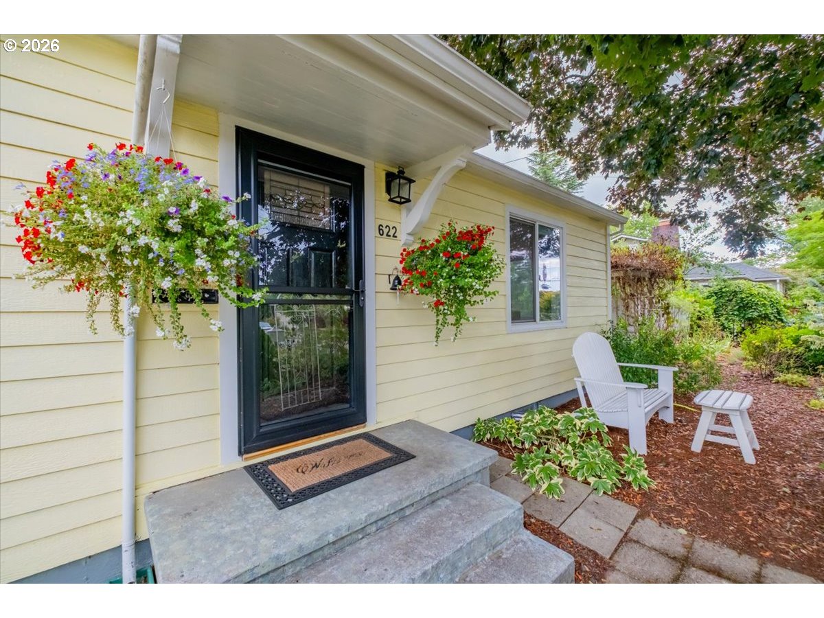 622 Sw Hayter St Property Photo 1