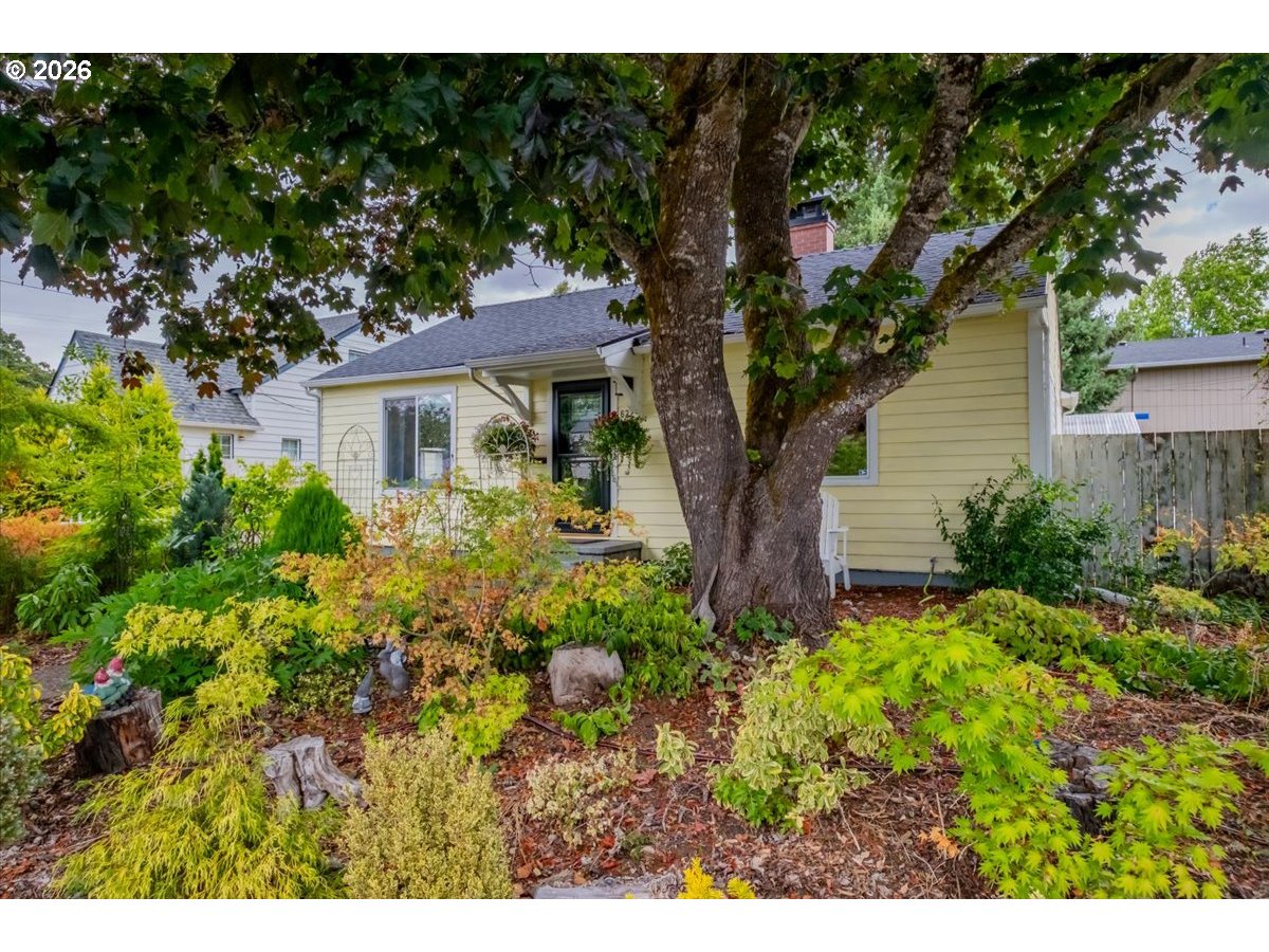 622 Sw Hayter St Property Photo 2