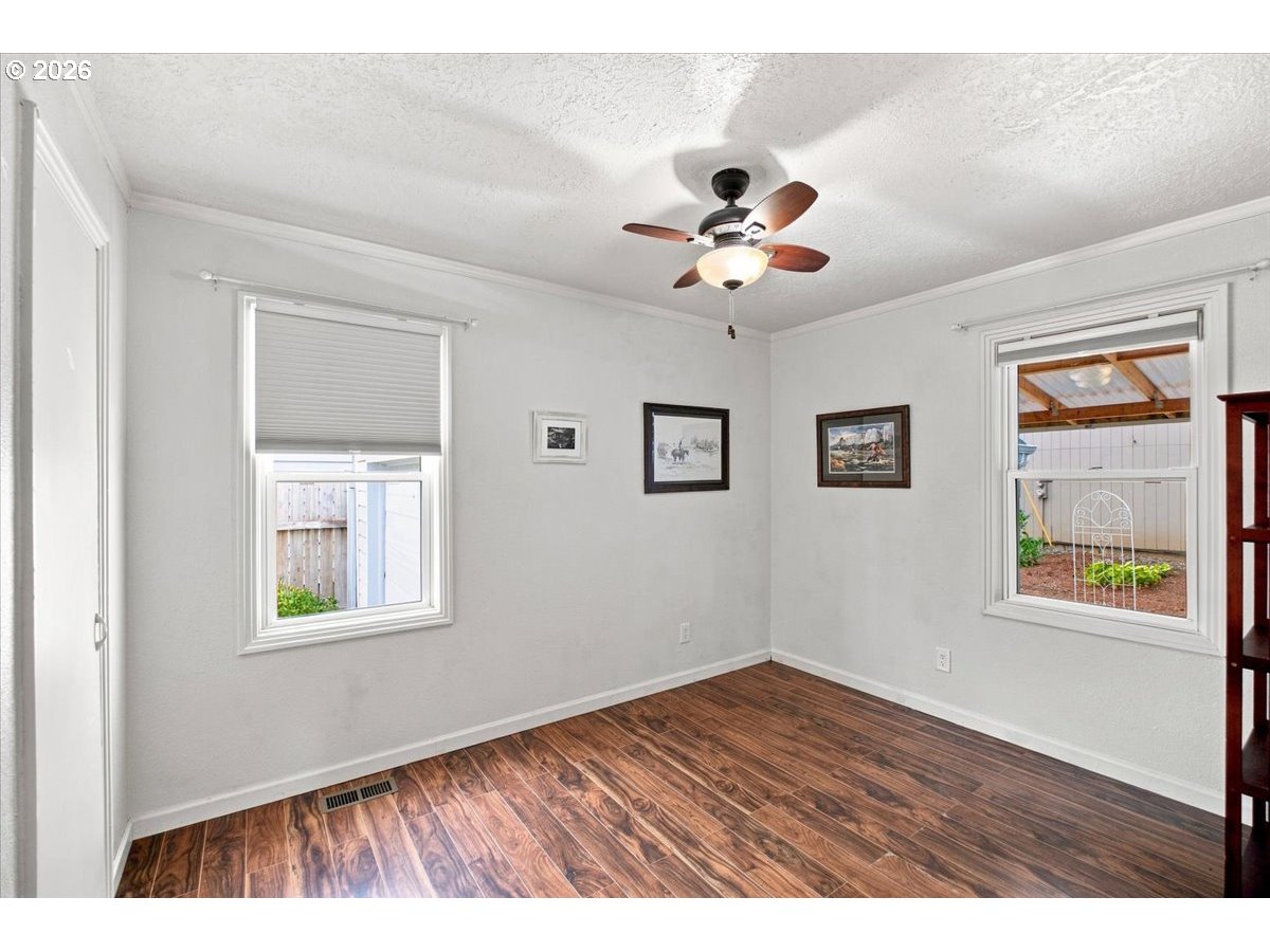 622 Sw Hayter St Property Photo 17