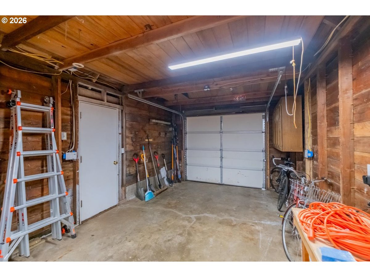 622 Sw Hayter St Property Photo 25