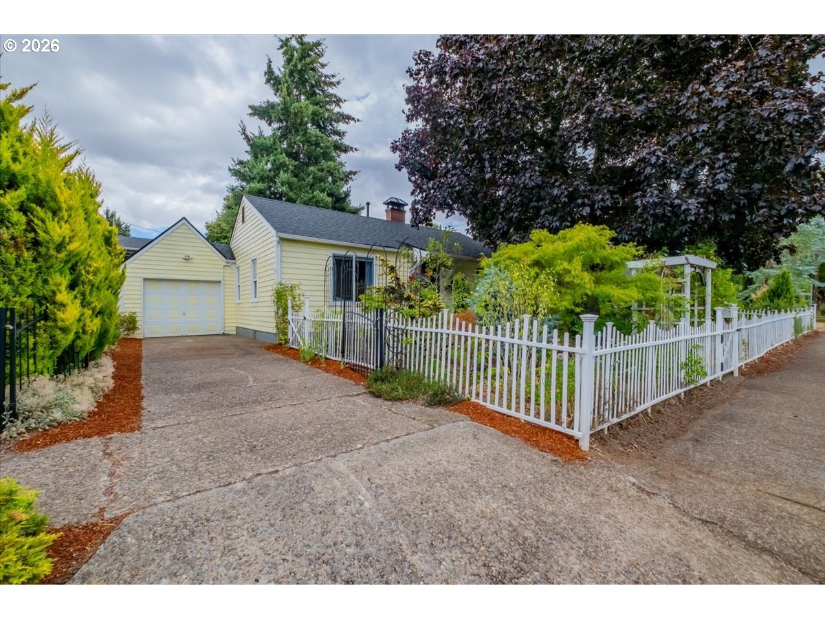622 Sw Hayter St Property Photo 27